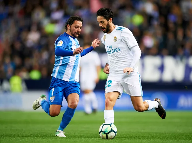 Iturra marcando a Isco en España. Imagen: Getty