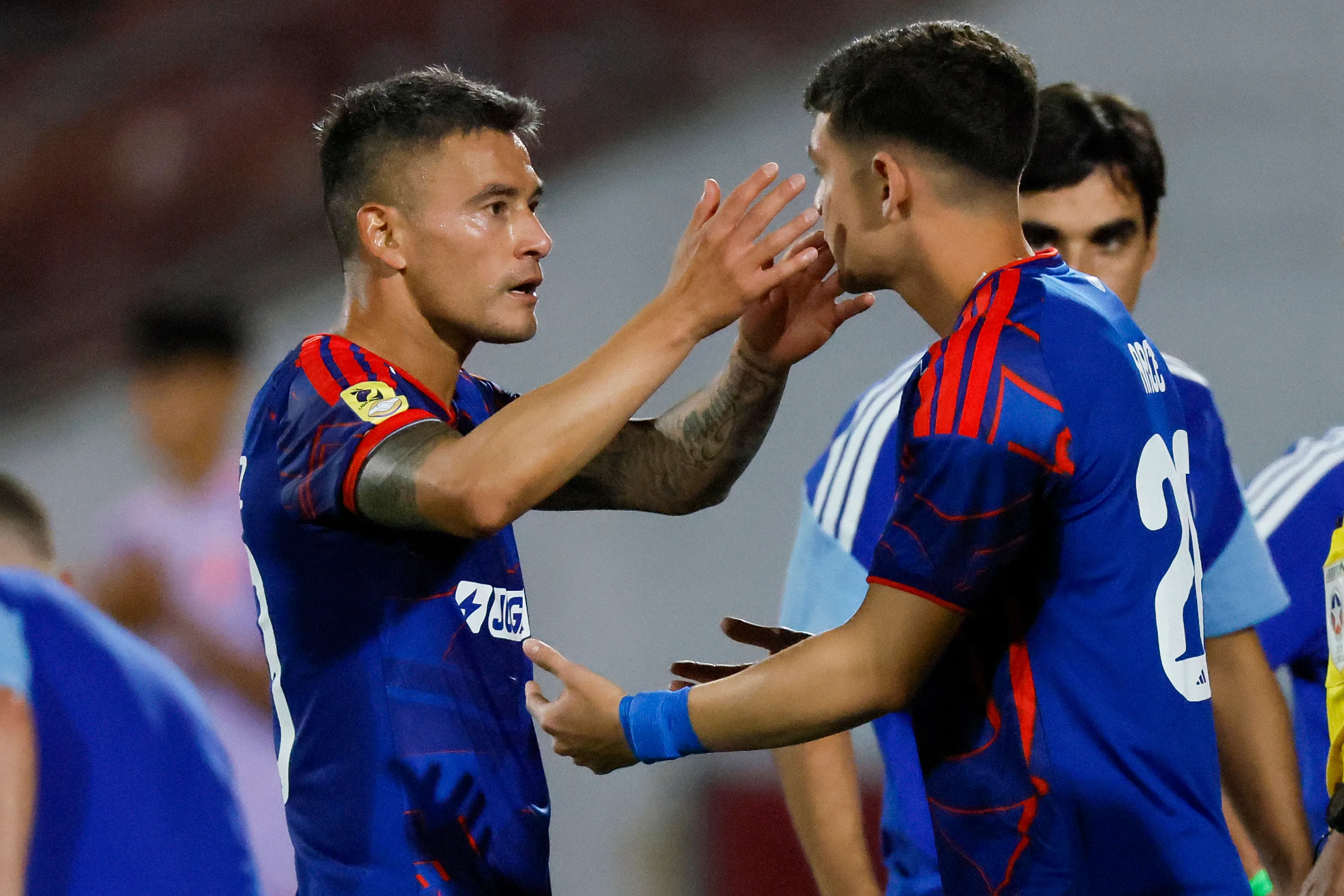 Aránguiz sería la gran novedad en la UC. En tanto, Herrera apunta a Arce como el “sacrificado” en el mediocampo de la U. Foto: Photosport