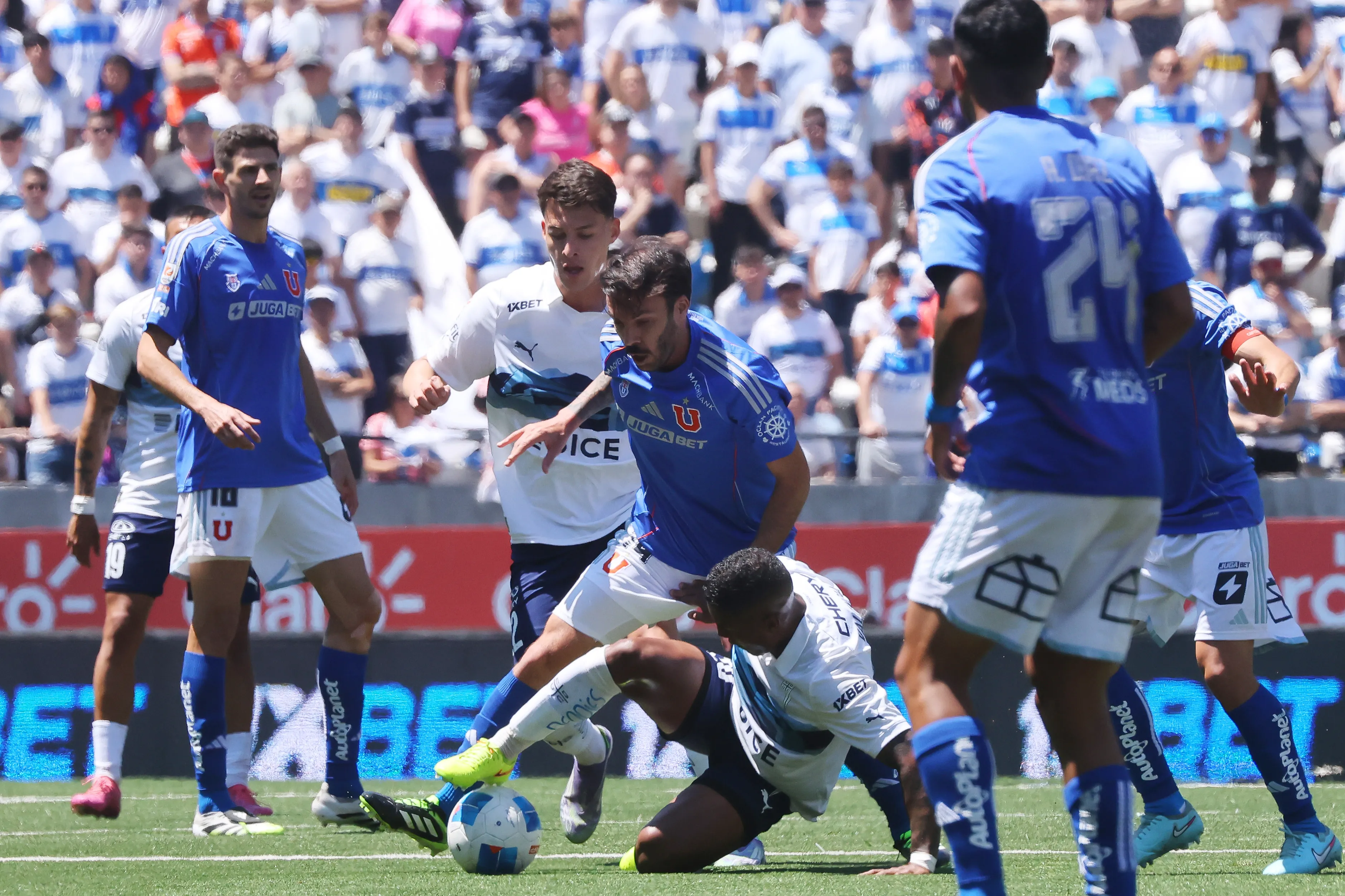 Este sábado azules y cruzados se verán las caras en el Clásico Universitario 202. | Foto: Photosport.