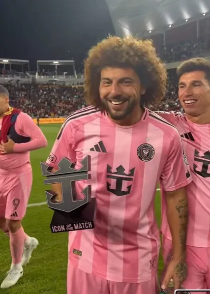 Falcón con el premio al mejor del partido