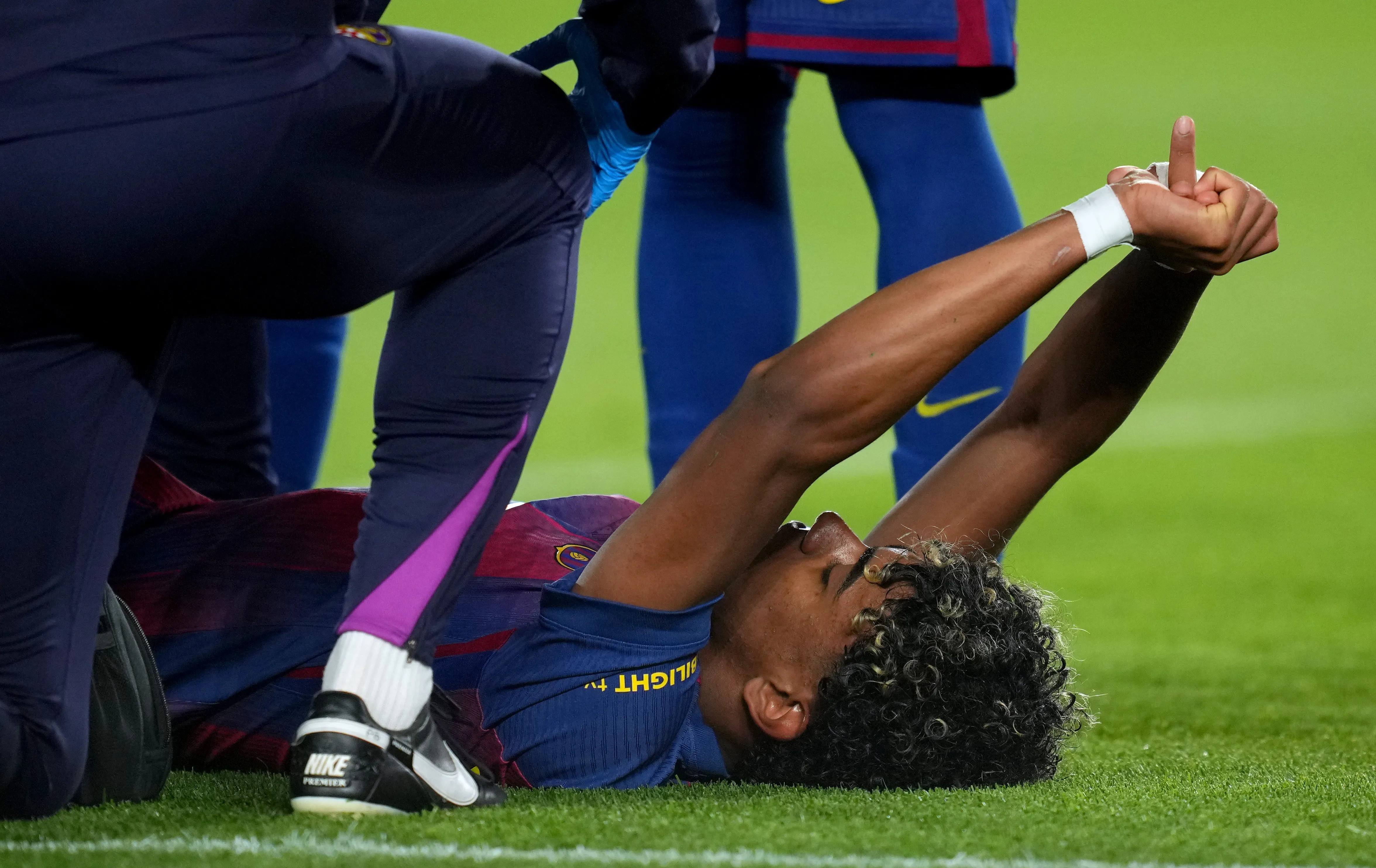 Lamine Yamal enciende la alarma de cara al Mundial luego de lesionarse en Barcelona y complicar a España. Foto: Getty Images.