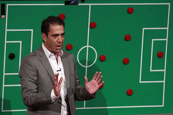 Bonvallet y su clásica pizarra para analizar los partidos. Imagen: Archivo