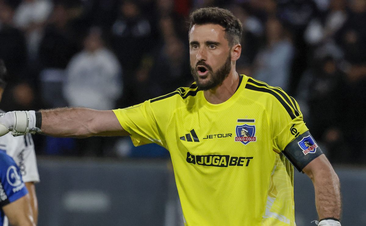 Colo Colo descarta un nombre y un portero extranjero se acerca a los albos: “Ya estuvo dando vuelta”