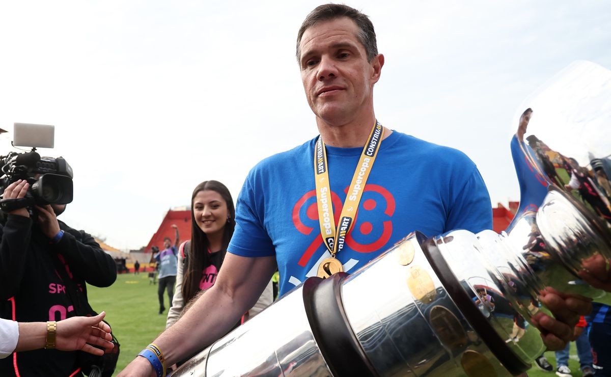 Michael Clark se despide de U. de Chile prometiendo un estadio: “Pronto podrá ser anunciado”