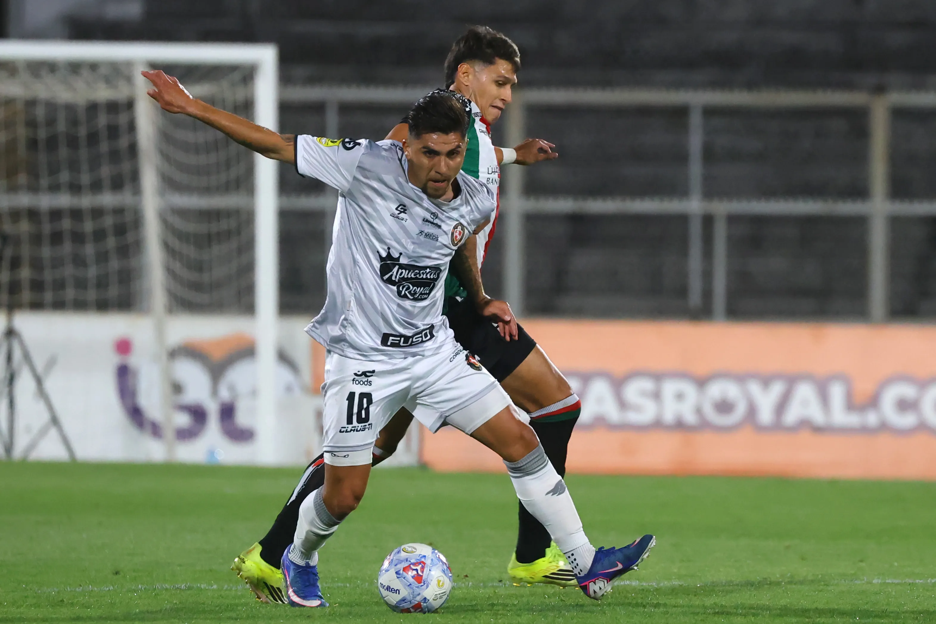 Pinares en su último duelo por Limache /Photosport