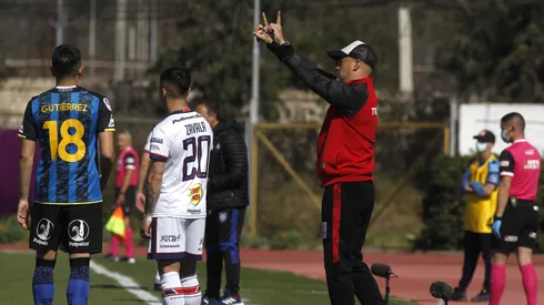El DT en una de sus tantas bancas en el fútbol chileno.