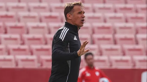 Luis García Plaza se enojó tras la derrota de Sevilla.