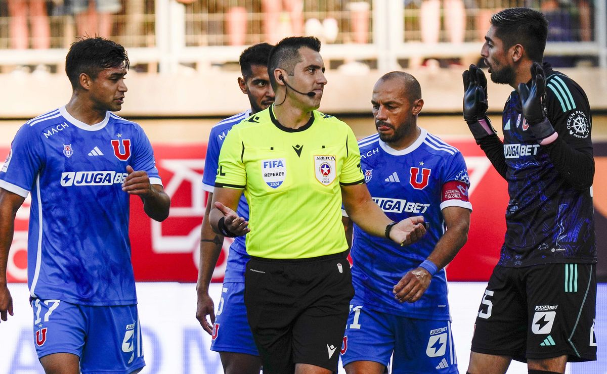 Clark deja U de Chile reclamando que Colo Colo les ganó el título 2024 gracias a los árbitros