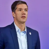 "Mentiroso y manipulador": Furioso ataque a Clark tras adiós de la U