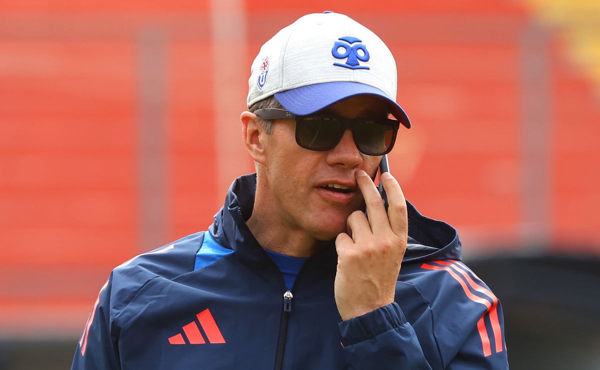 Le dice chao a Clark en U de Chile con dardos: “El peor presidente, mentiras y poca transparencia”