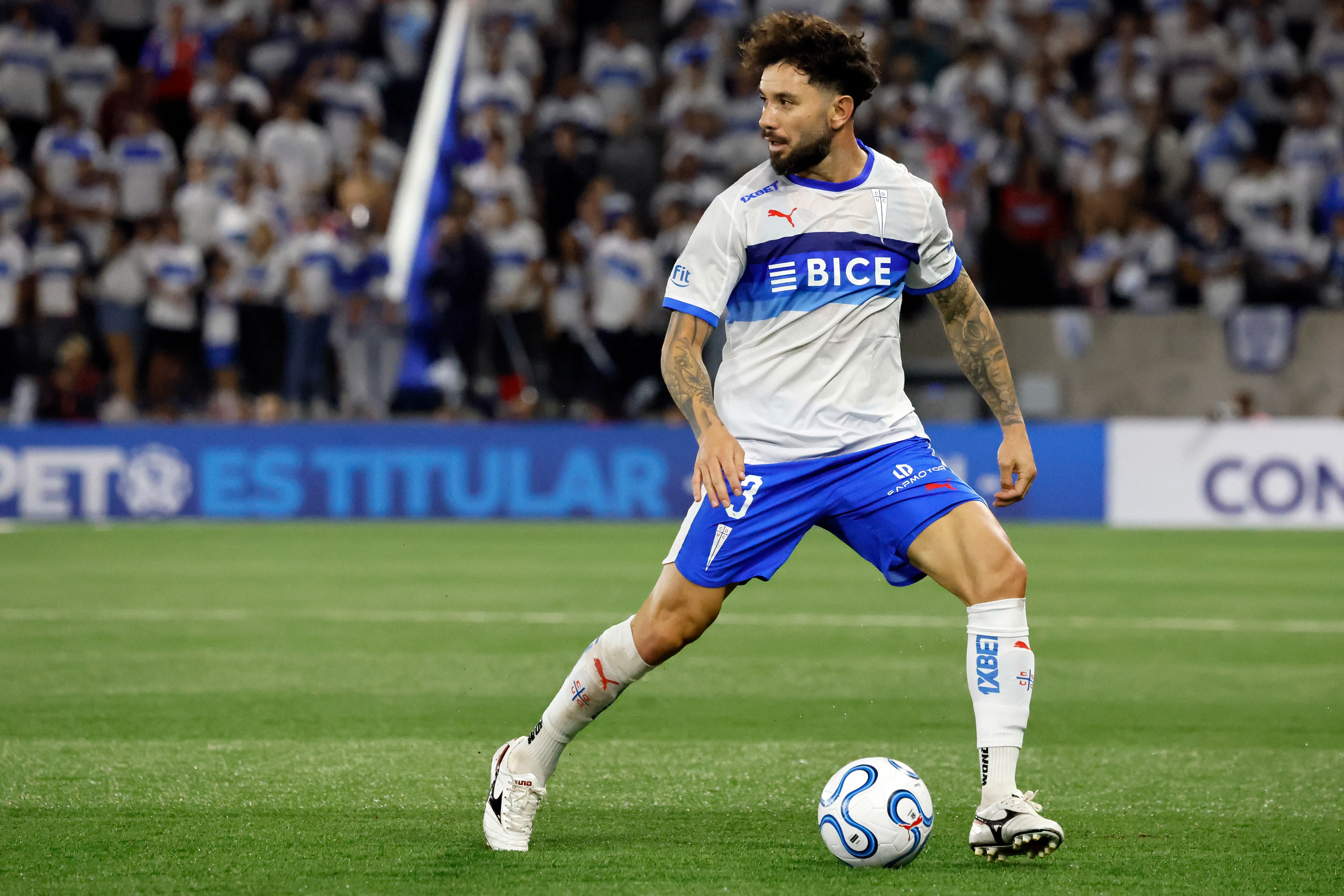 Eugenio Mena podría perderse el Clásico Universitario 202 por una lesión de último minuto. | Foto: Photosport.