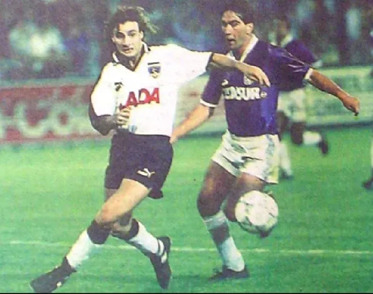 Esta fue la camiseta con que Colo Colo comenzó jugando la temporada 1991. Tras las gestiones de Eduardo Bonvallet los albos terminaron jugando con su mítica indumentaria Adidas. | Foto: Archivo.