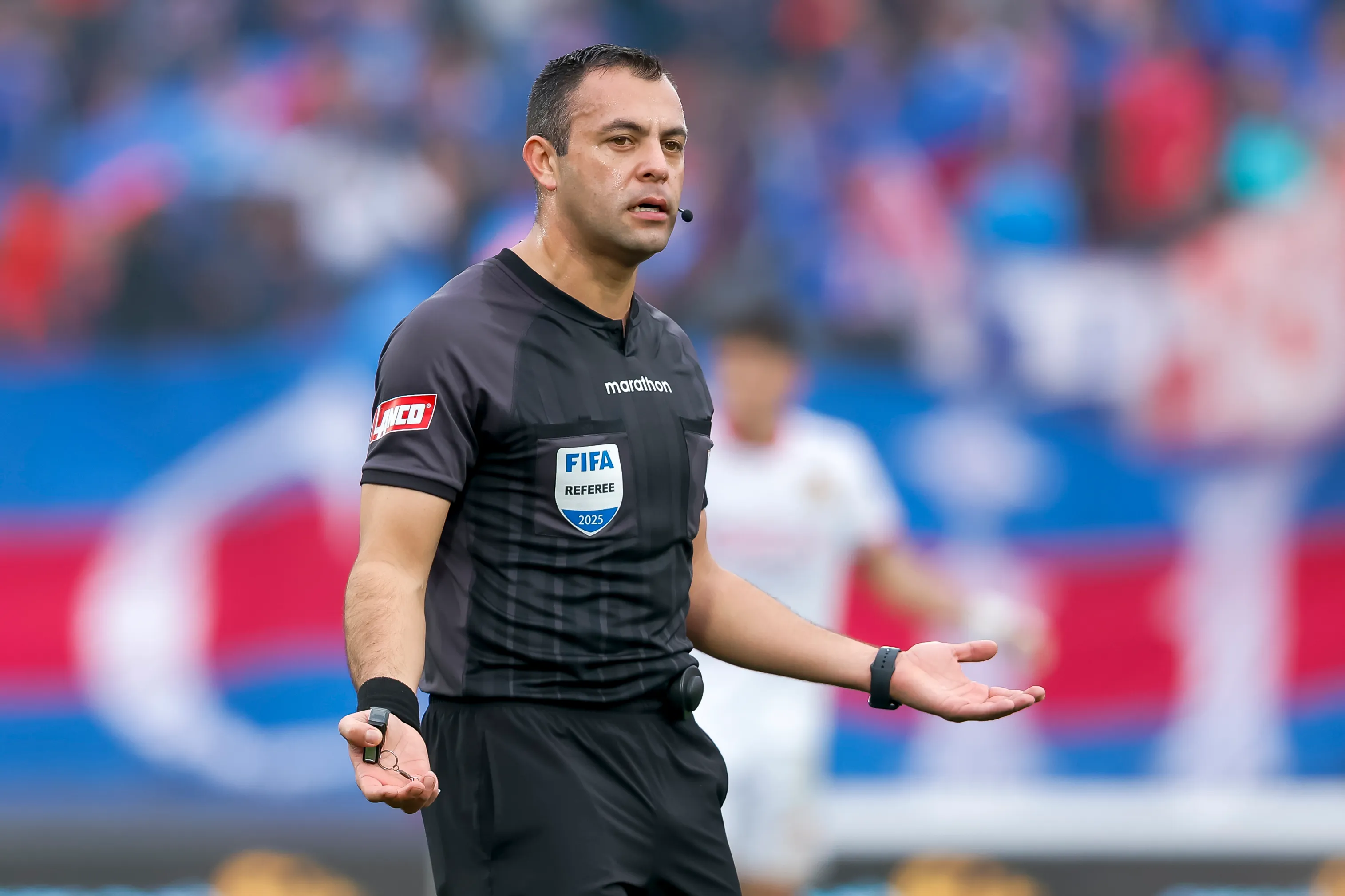 Diego Flores, el árbitro del Clásico Universitario que como gendarme se encargó de vigilar a Cathy Barriga.