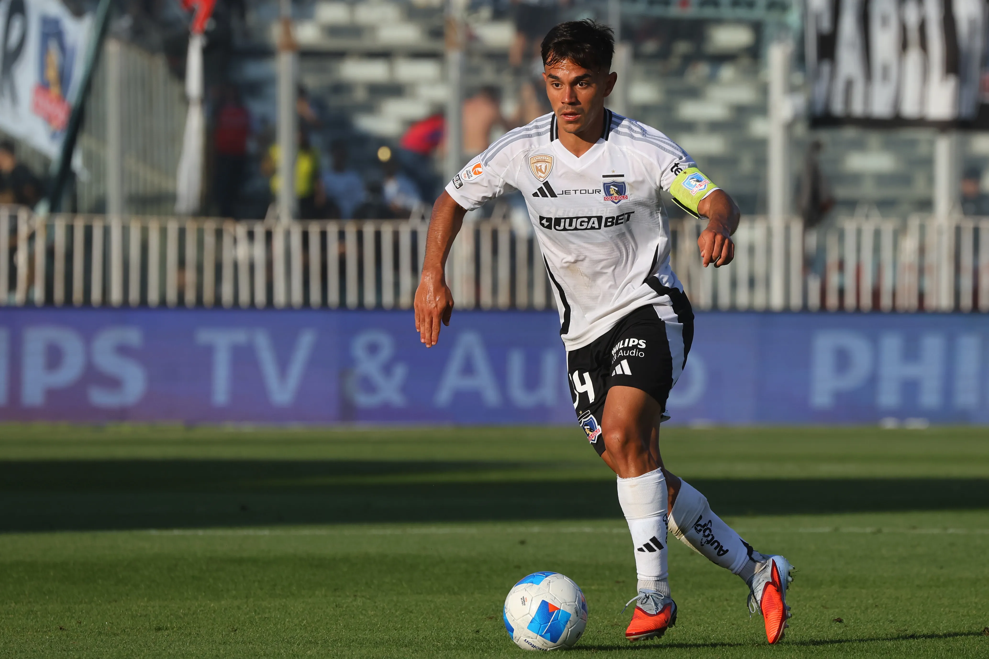 Colo Colo puede ganar varios millones si Rosario Central logra vender a Vicente Pizarro. | Foto: Photosport.