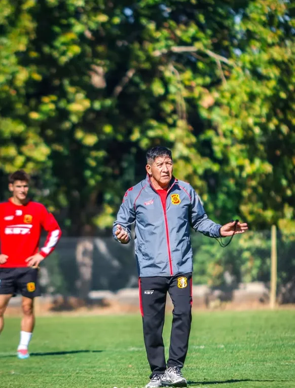 Jaime Vera da indicaciones en Rangers de Talca. (Foto: Rangers de Talca).