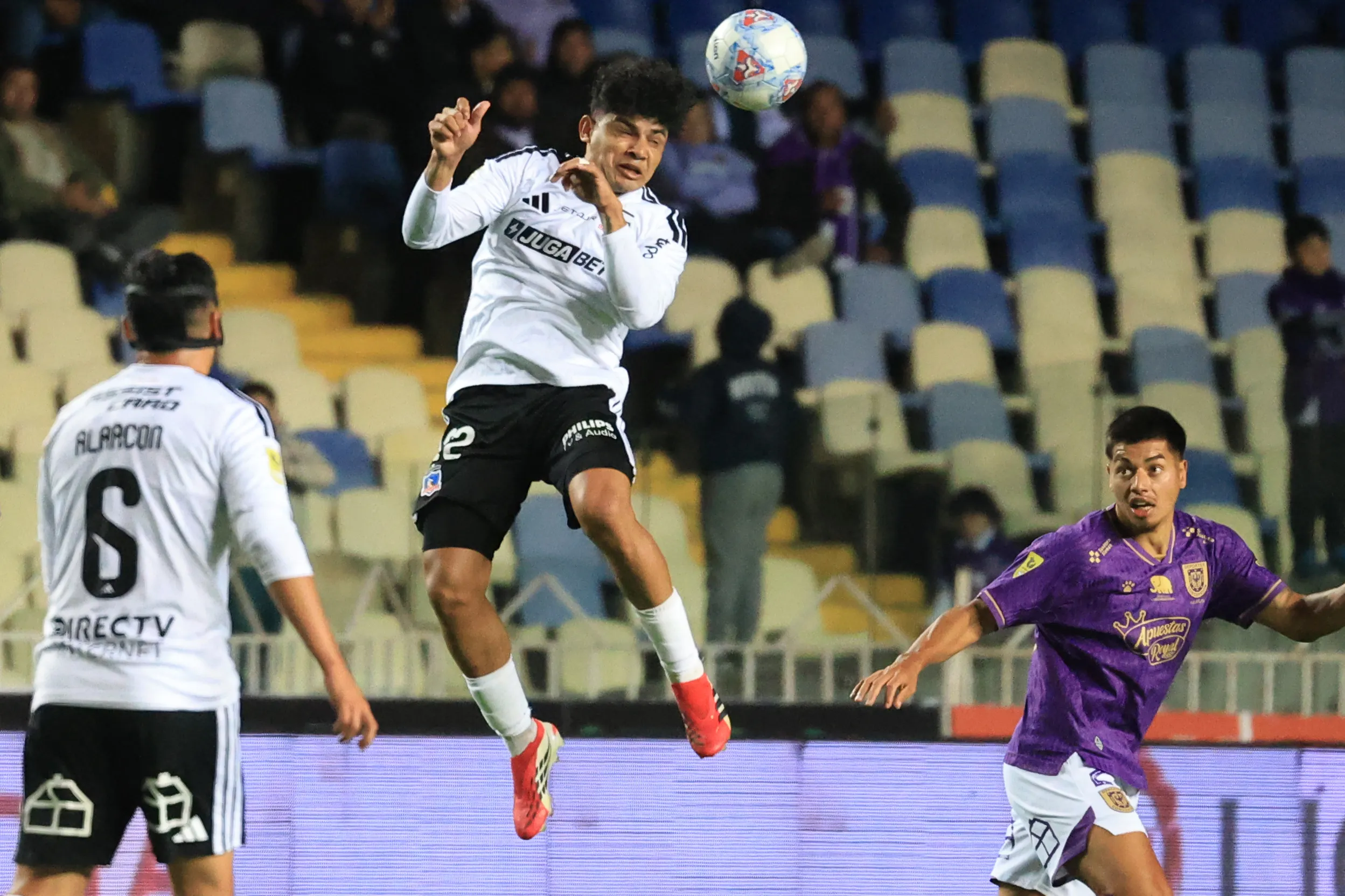Claudio Aquino en acción ante Deportes Concepción. (Eduardo Fortes/Photosport).