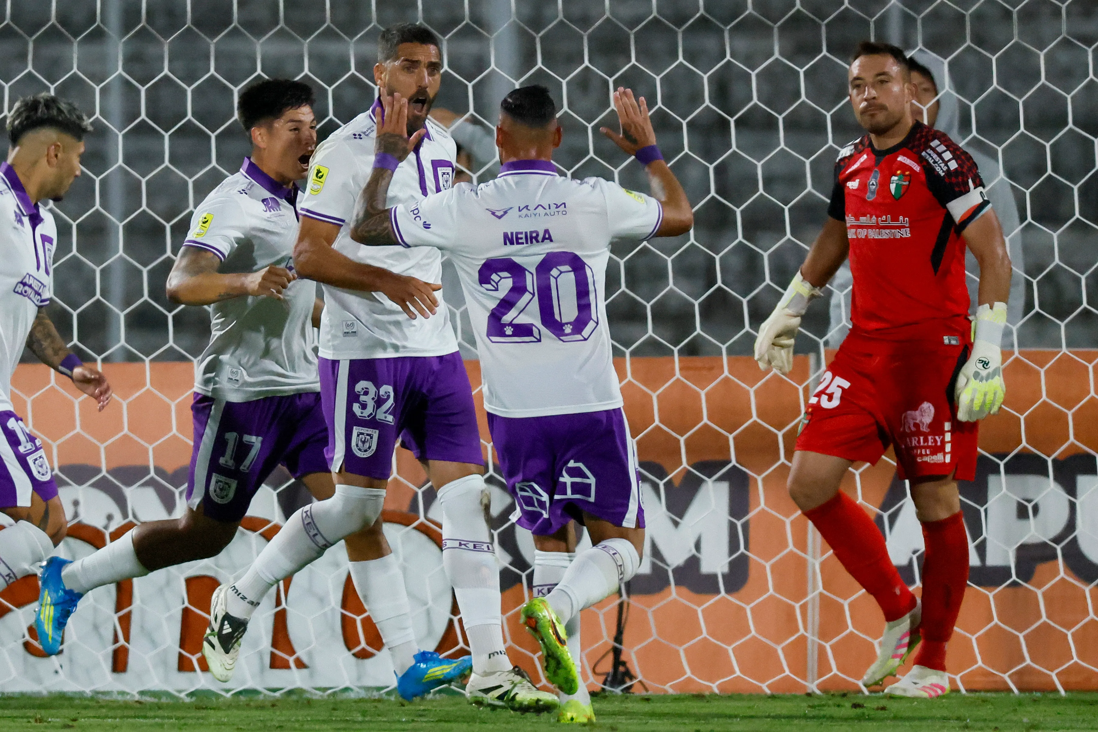Así celebró el Conce el gol de Larrivey ante Palestino. (Andres Pina/Photosport).