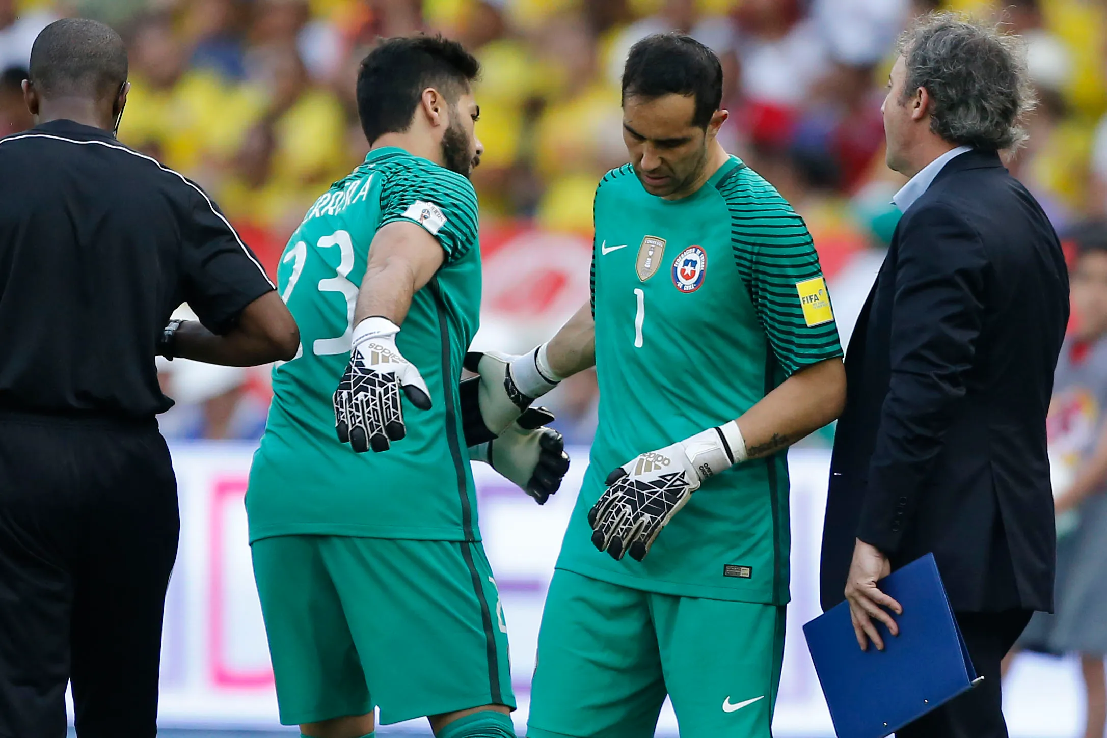 Bravo y Herrera compartiendo en la Roja /Photosport