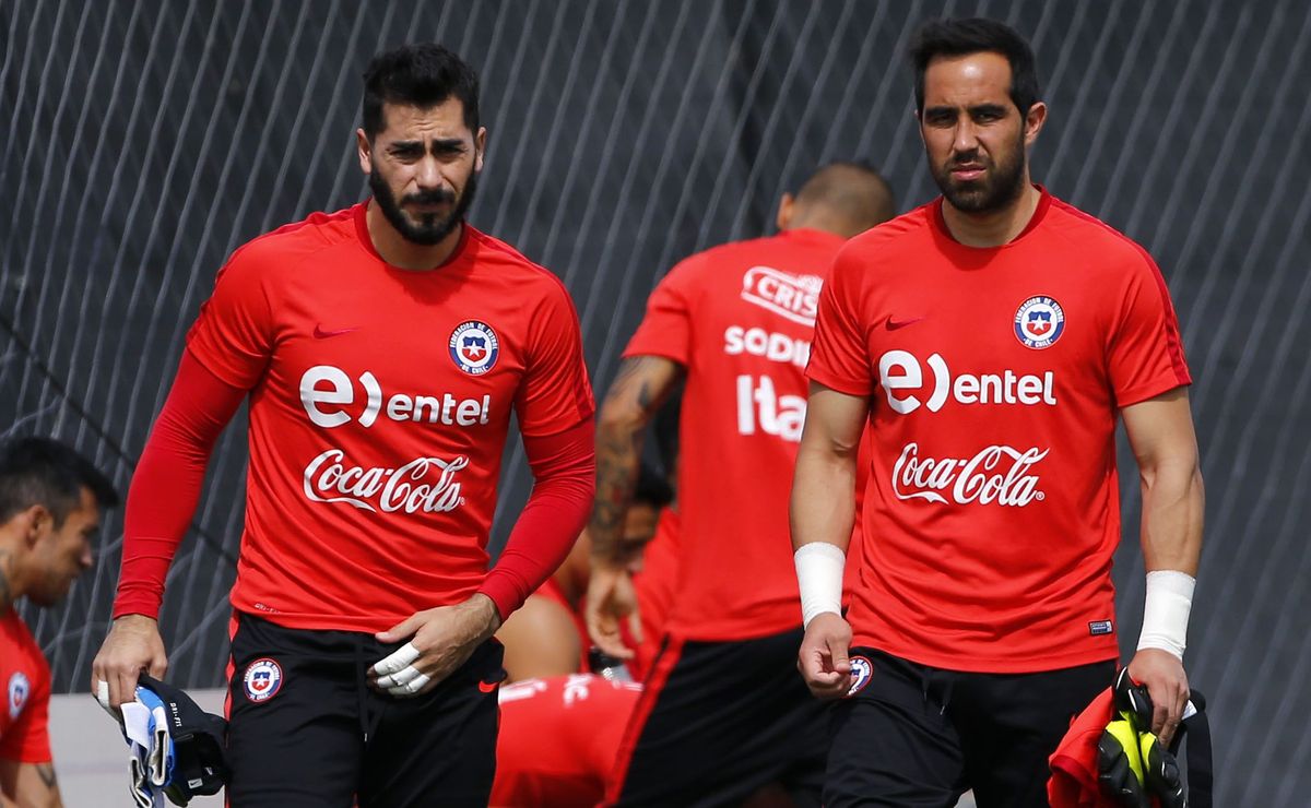 ¿Voltereta? Johnny Herrera sorprende al elegir al mejor arquero entre él y Claudio Bravo