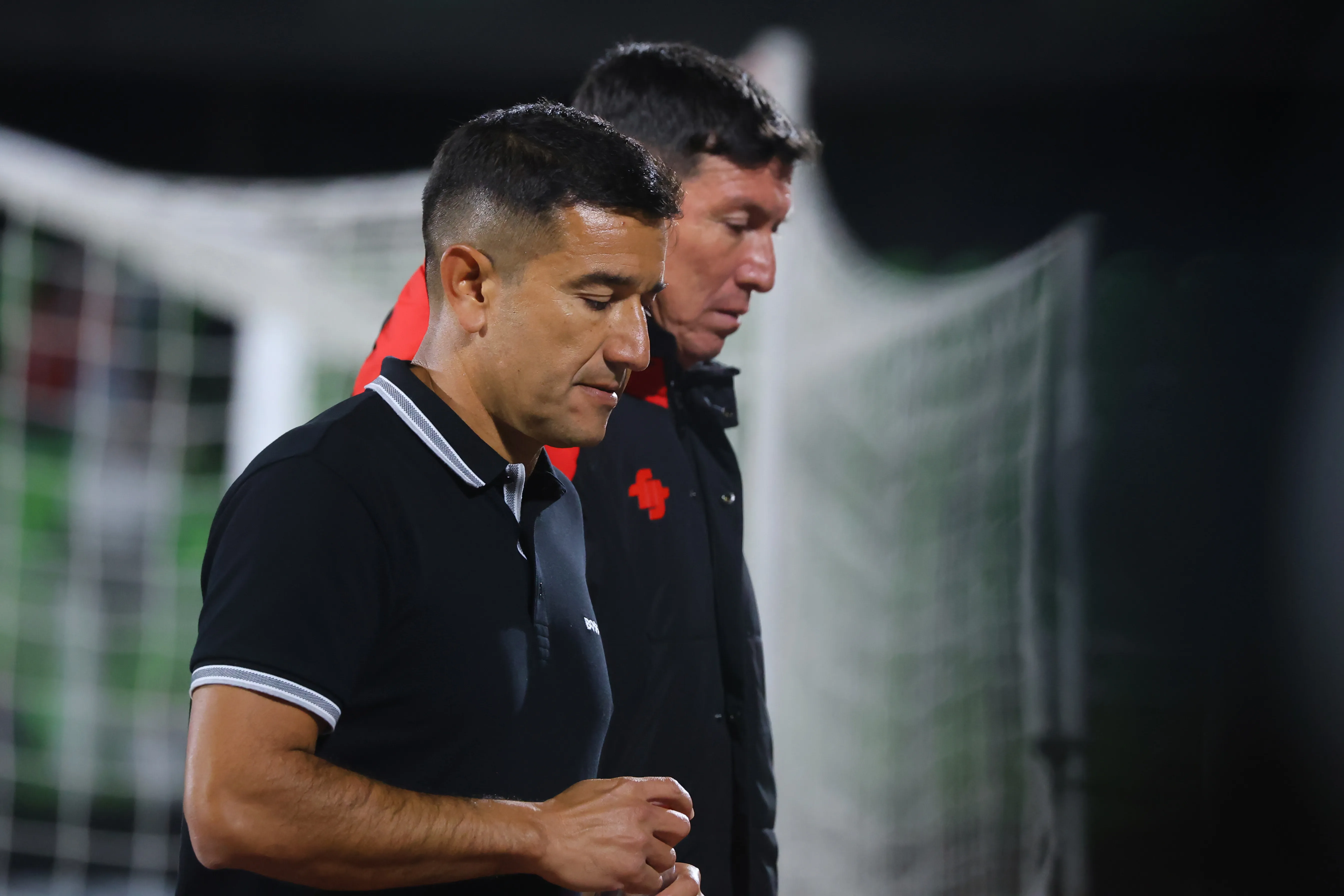 Víctor Rivero junto a Cristián Leiva, su ayudante en Deportes Limache. (Jonnathan Oyarzun/Photosport).