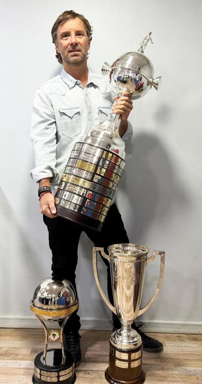 El ingeniero que visitó al ingeniero Pellegrini: evalúa el fútbol chileno y lo quiere transformar.