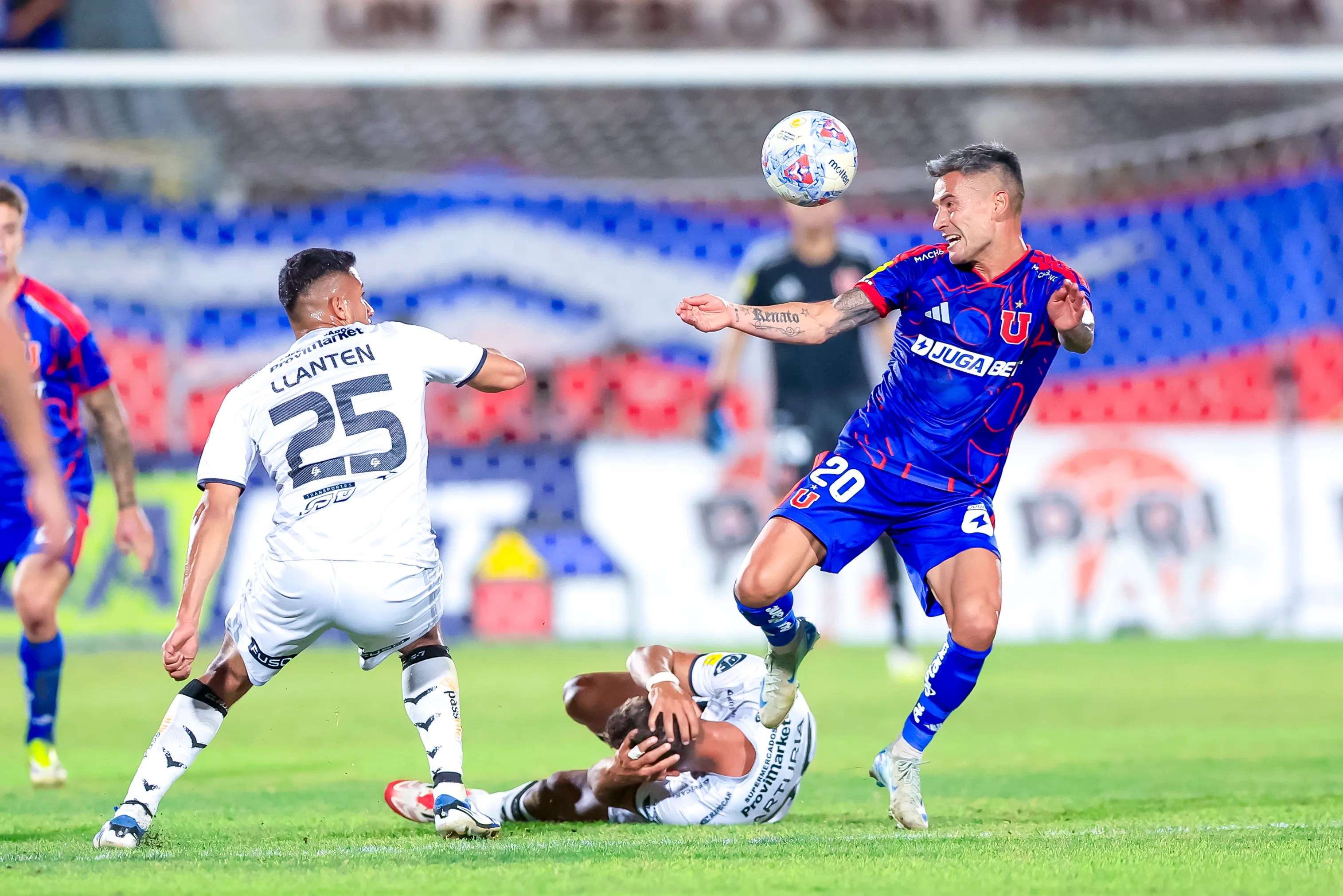 Charles Aránguiz regresa en la U para el Clásico Universitario. Foto: Pepe Alvujar/Photosport
