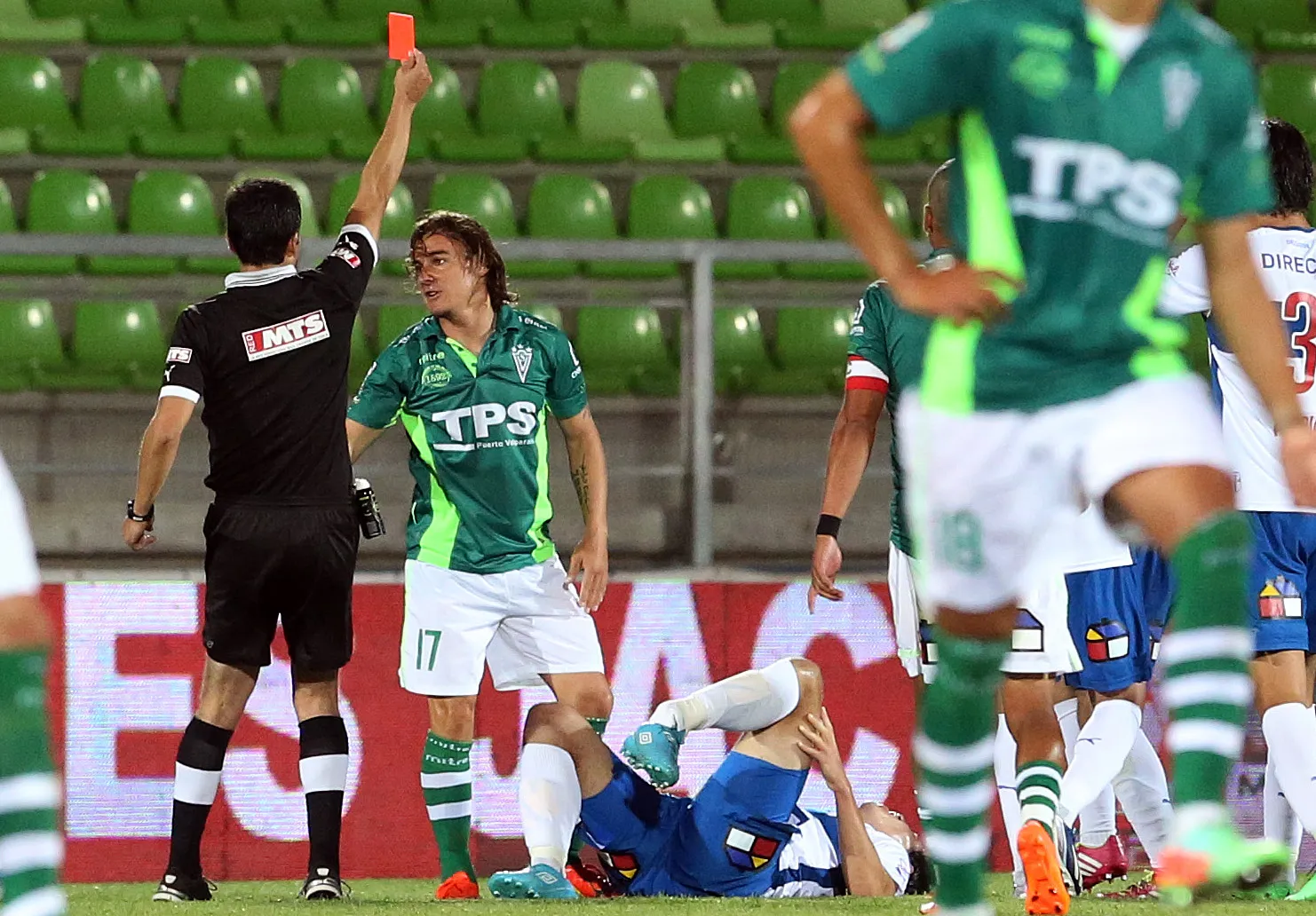 La jugada de Pol con Biskupovic terminó con una tarjeta roja directa para el atacante. (Martin Thomas/Photosport).