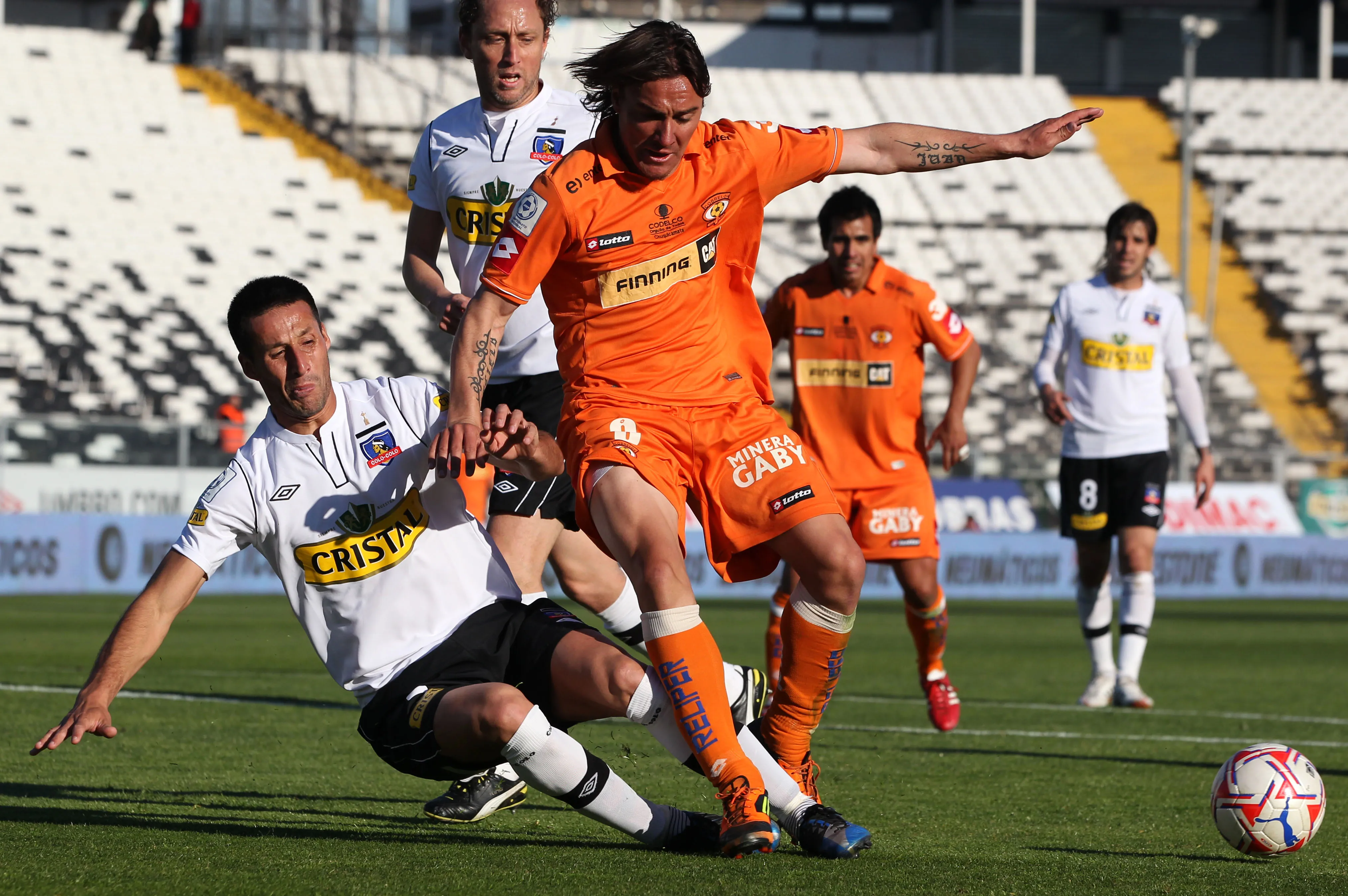 Sebastián Pol enfrenta la marca del Quili Vilches en un partido entre Colo Colo vs Coreloa. (Andres Pina/Photosport).