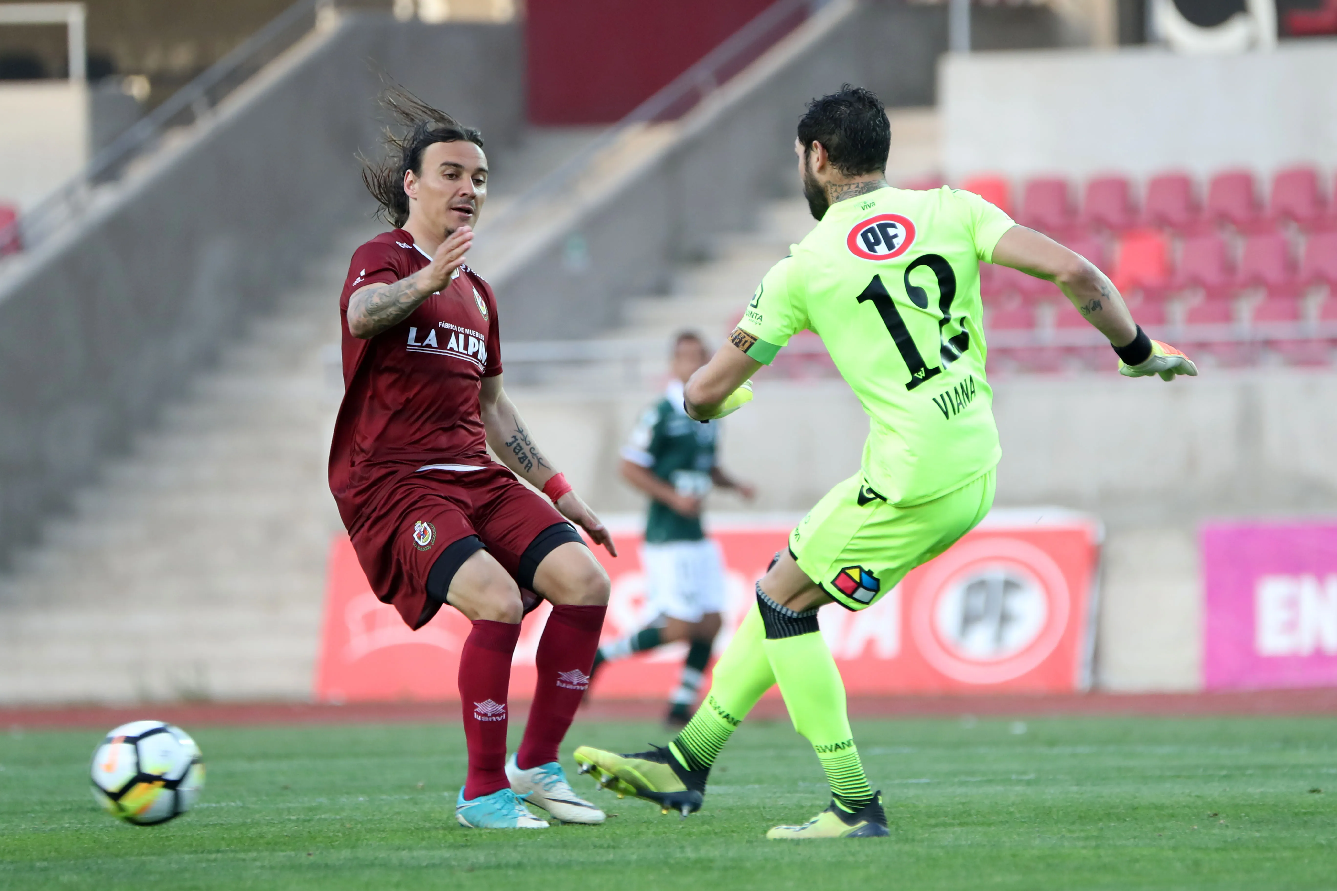 Sebastián Pol presiona a Mauricio Viana en un partido entre La Serena y Santiago Wanderers. (Hernan Contreras/Photosport).