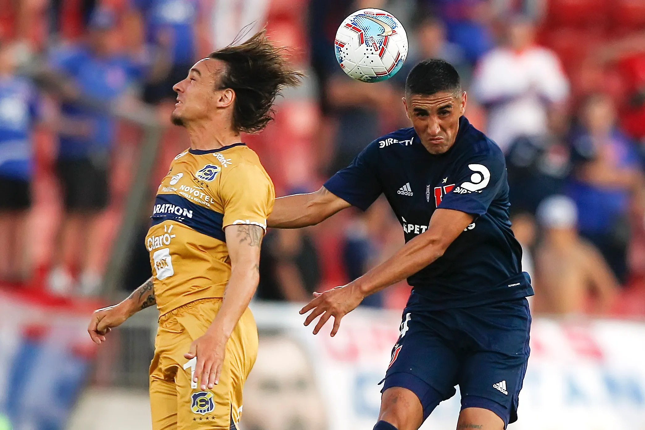 Sebastián Pol en una lucha aérea contra Osvaldo González en un Everton vs Universidad de Chile. (Felipe Zanca/Photosport).