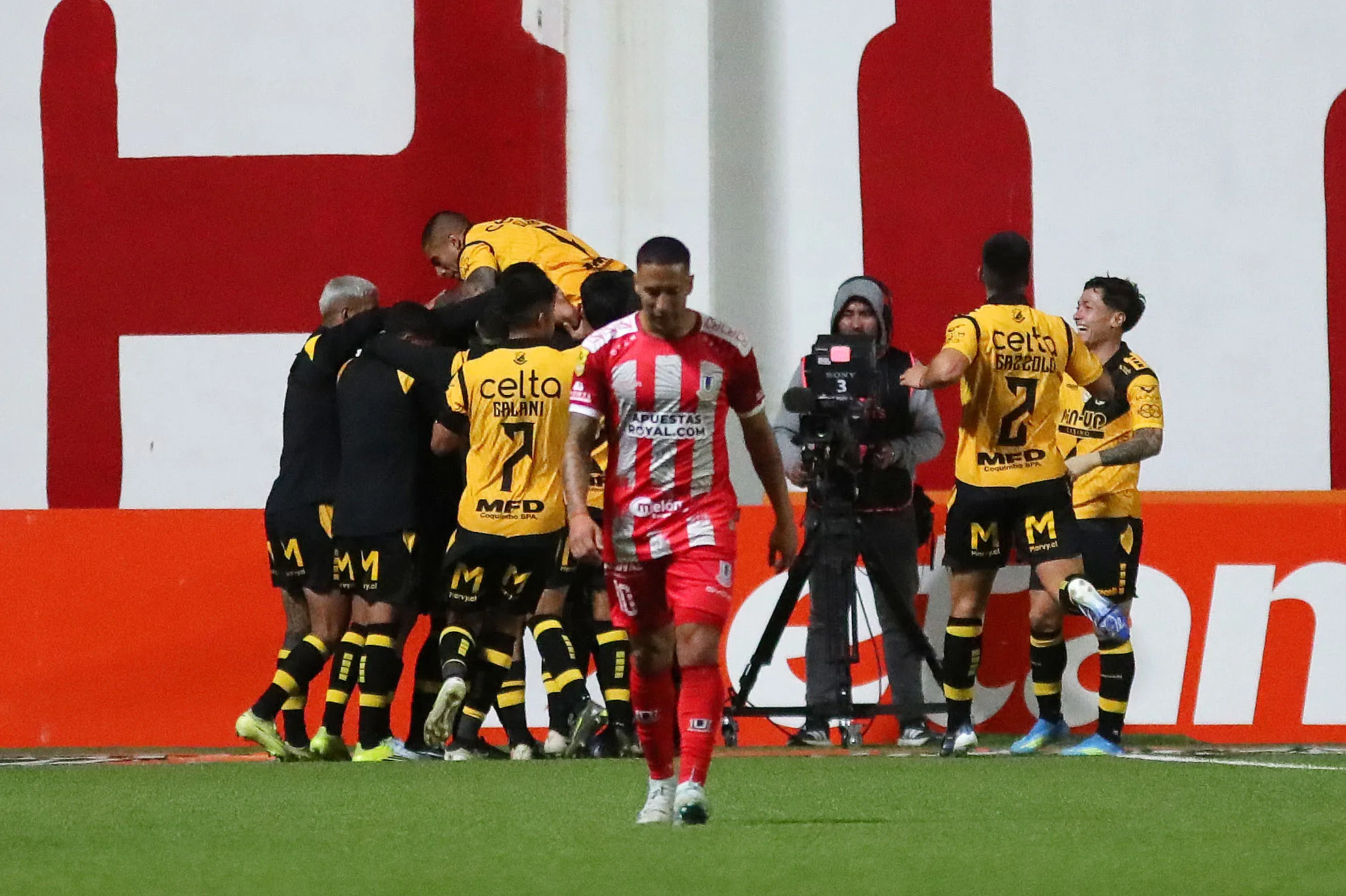 Así celebró Coquimbo Unido el gol del joven Pablo Rodríguez. (Manuel Lema/Photosport).