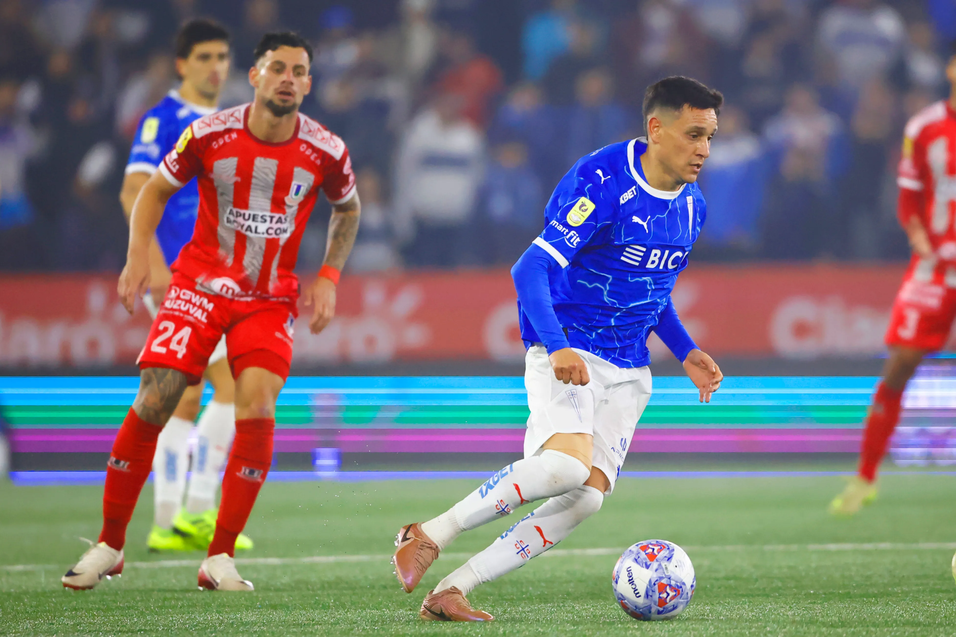 Fernando Zuqui es el jugador que cuida la UC en el Clásico Universitario. Foto: Dragomir Yankovic/Photosport