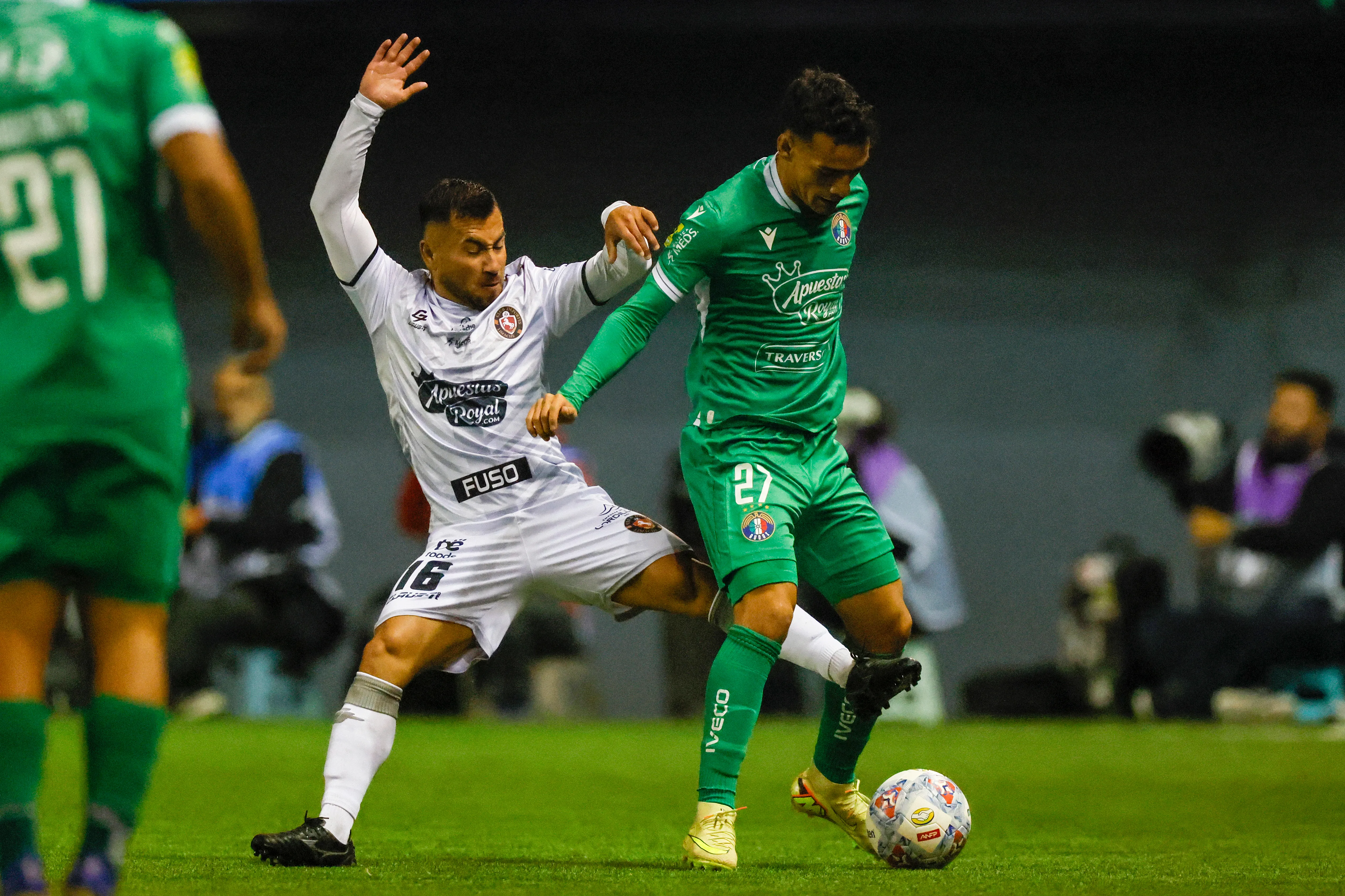 Jean Meneses en acción ante Audax Italiano: marca a Michael Fuentes Vadulli. (Andres Pina/Photosport).