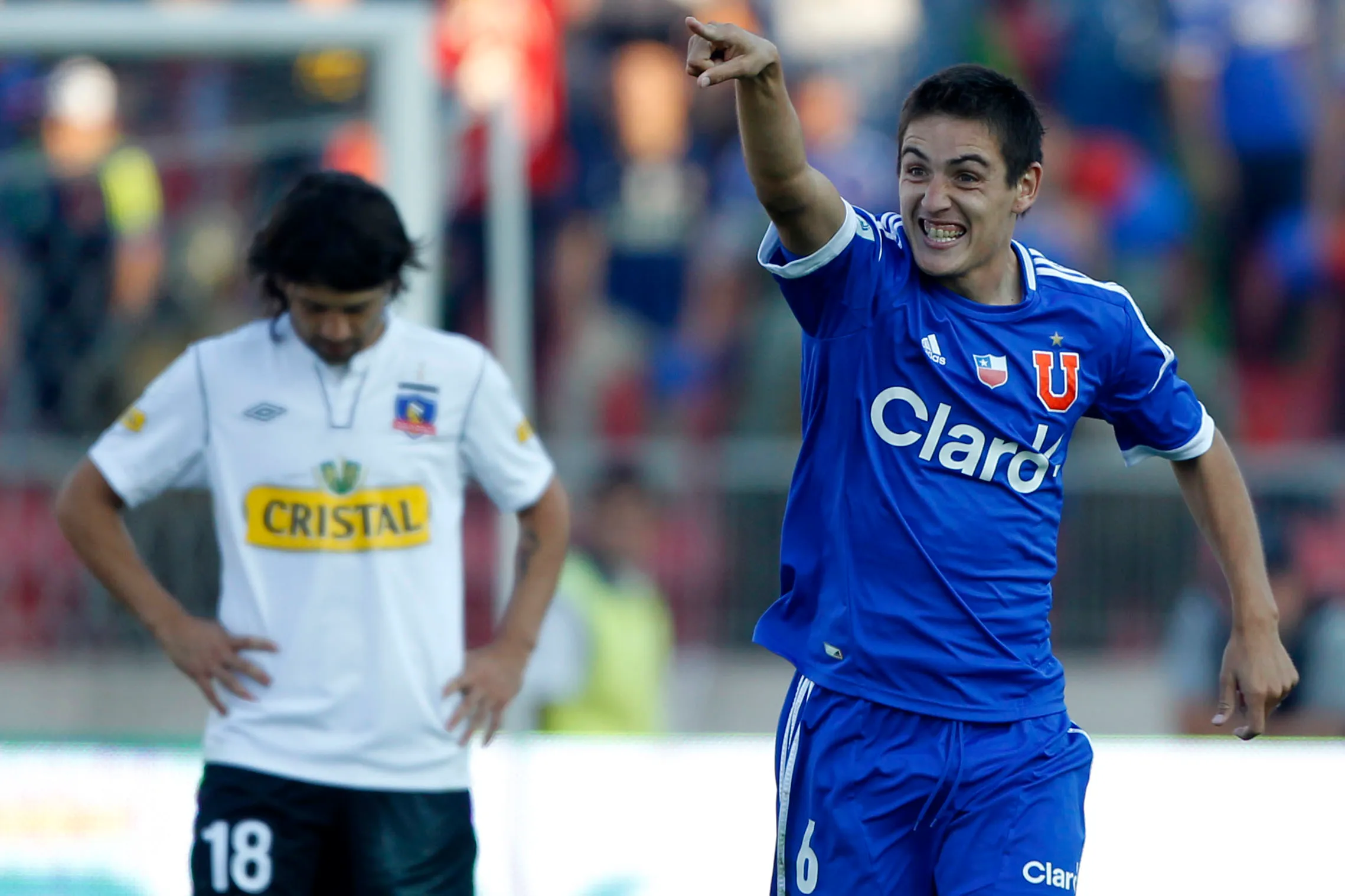 Matías Rodríguez celebra un gol que le anotó a Colo Colo. (ANDRES PINA/PHOTOSPORT).