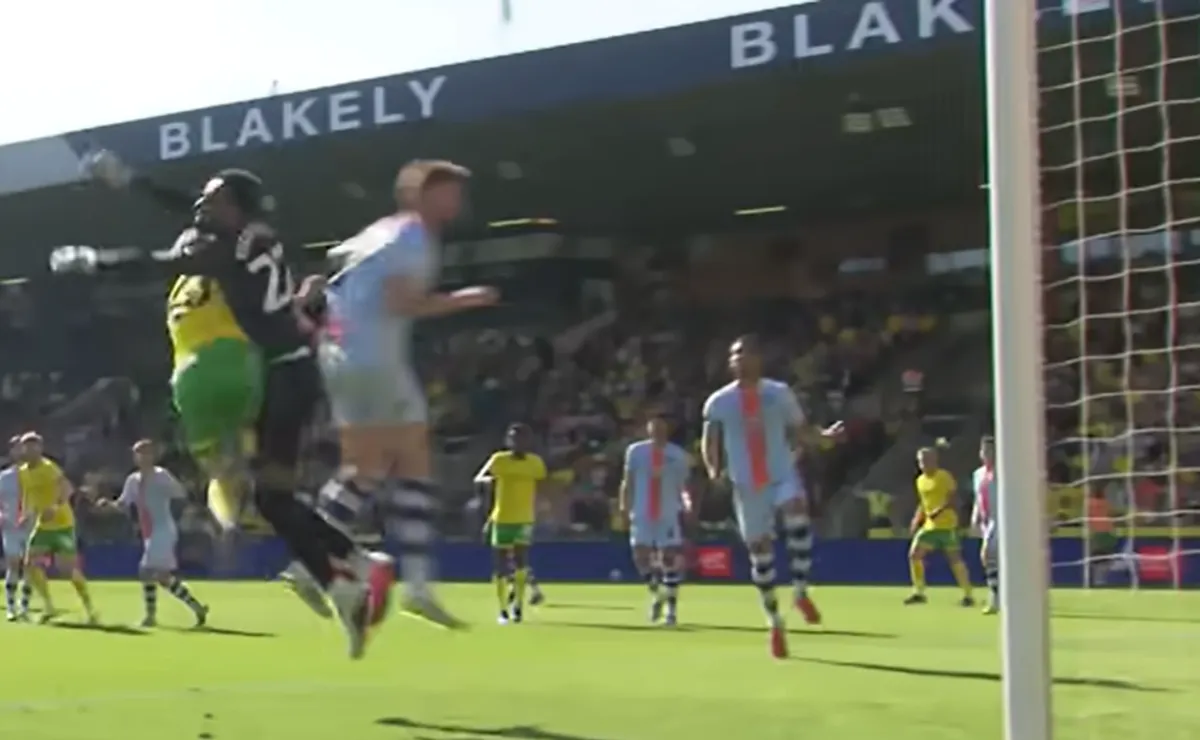 Vigouroux tapa 8 tiros en Swansea, pero comete penal vs Norwich