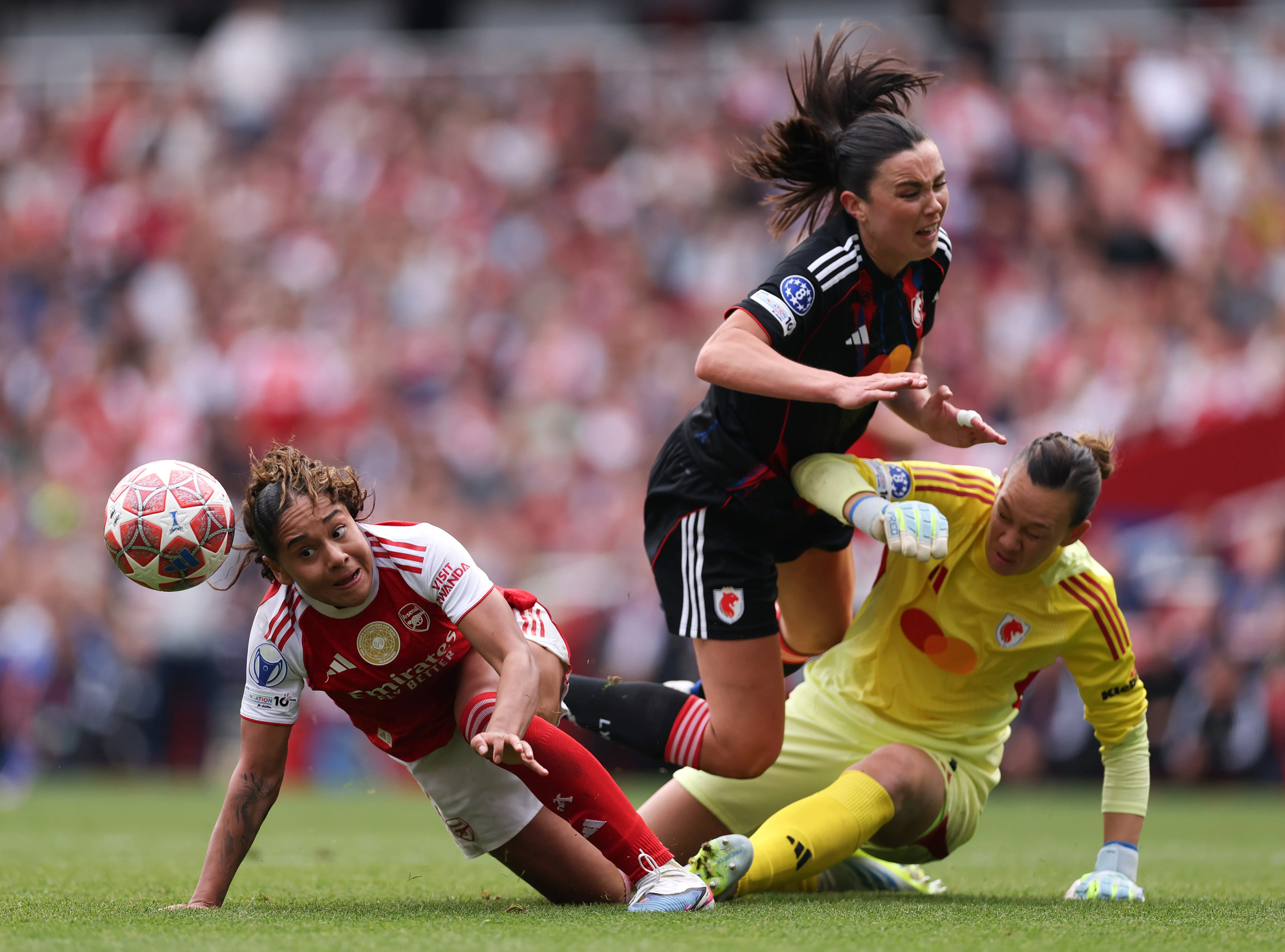 Además del error en el empate, Endler salió mal y le regaló el triunfo al Arsenal ante Lyonnes en la Champions League Femenina. Foto: Getty Images.