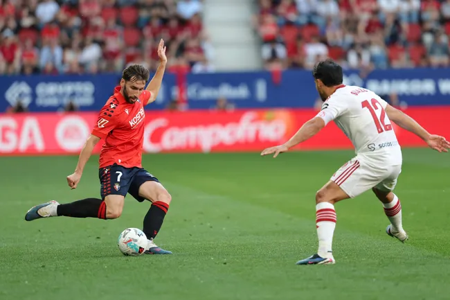 Gabriel Suazo fue capitán mientras Alexis Sánchez no salió de la banca en la derrota del Sevilla. Foto: Osasuna.