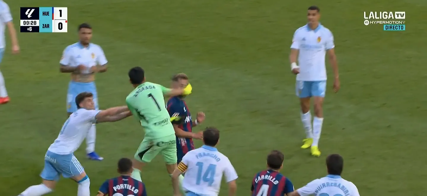 Esteban Andrada recibió la roja y se agarró con rival. Lo mandó al suelo y desató polémica en España.