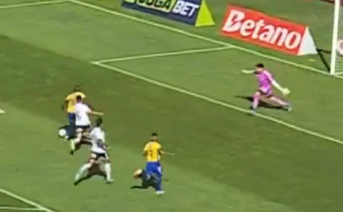 El tapadón de Gabriel Maureira en su debut como titular en Colo Colo: mano a mano con Cecilio Waterman