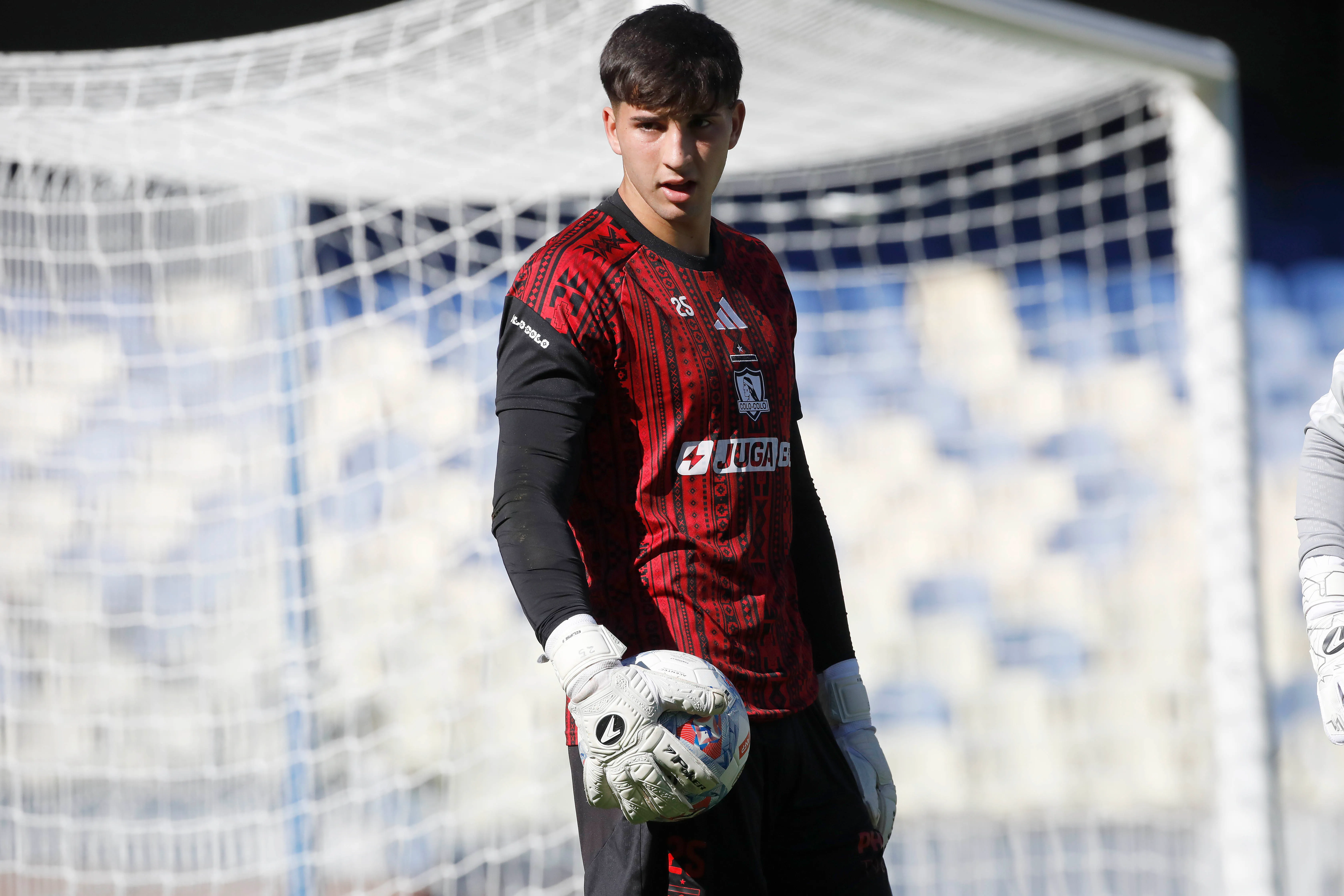 Gabriel Maureira ilusiona a los hinchas de Colo Colo en su debut oficial como titular. Foto: Photosport.