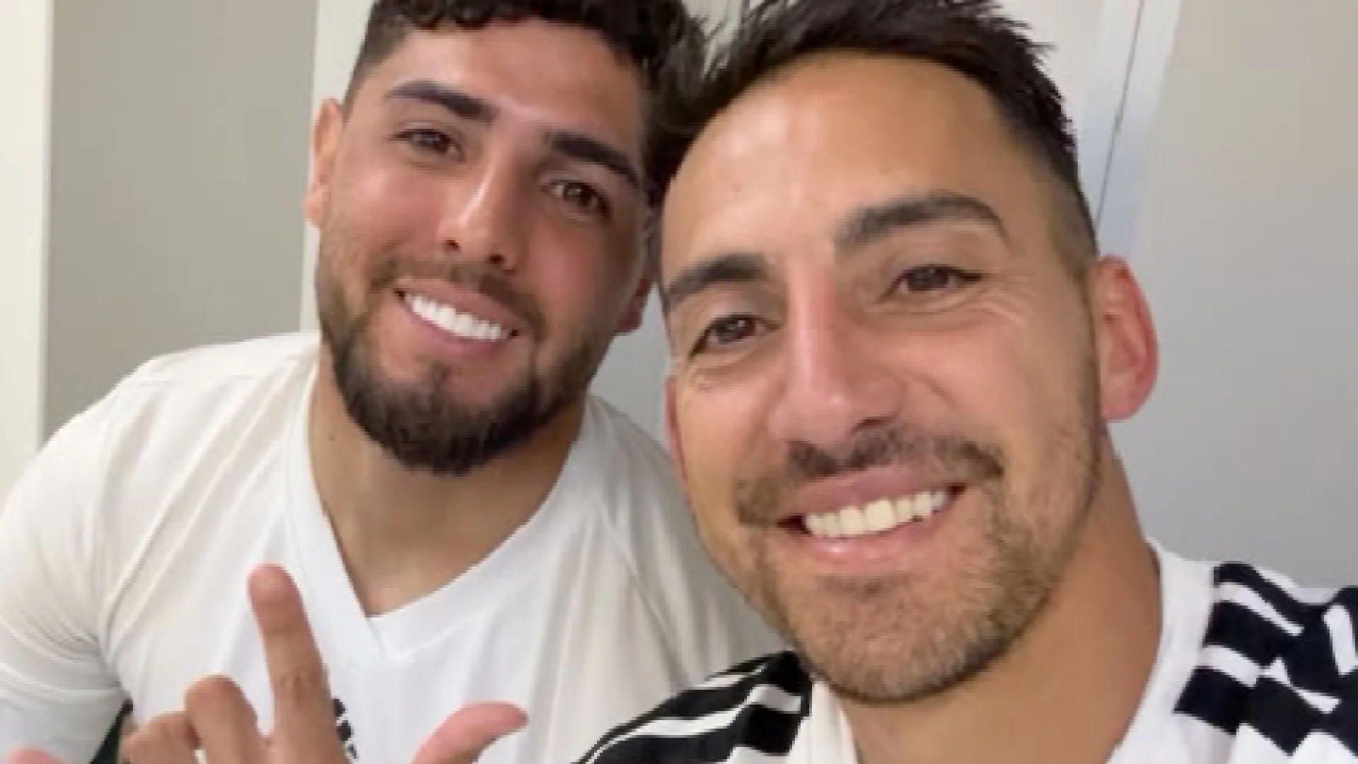 Javier Correa y Maximiliano Romero celebran luego del triunfo de Colo Colo. Foto: Instagram.