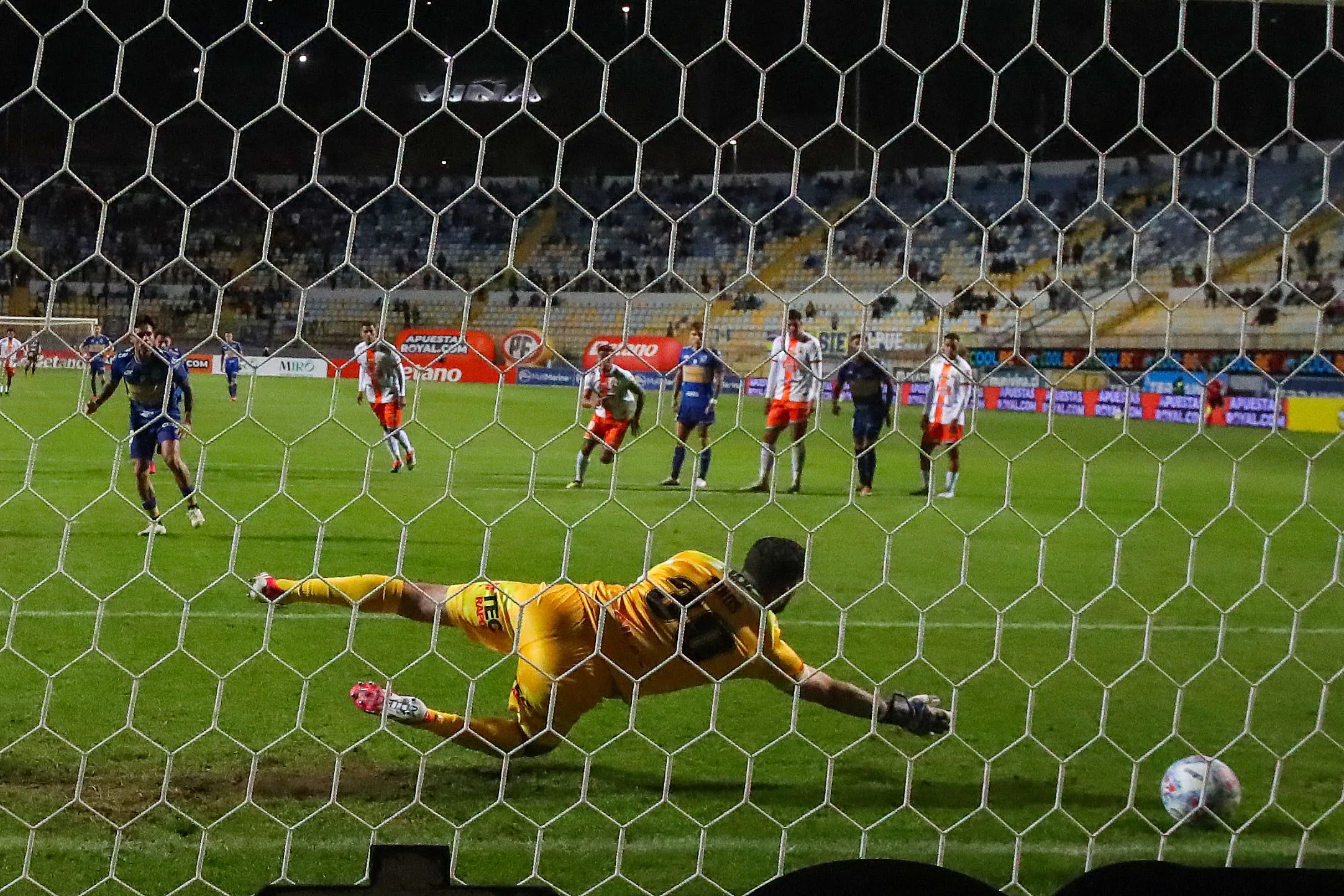 Medina puso el 3-1 y selló el triunfo de Everton sobre Cobresal
