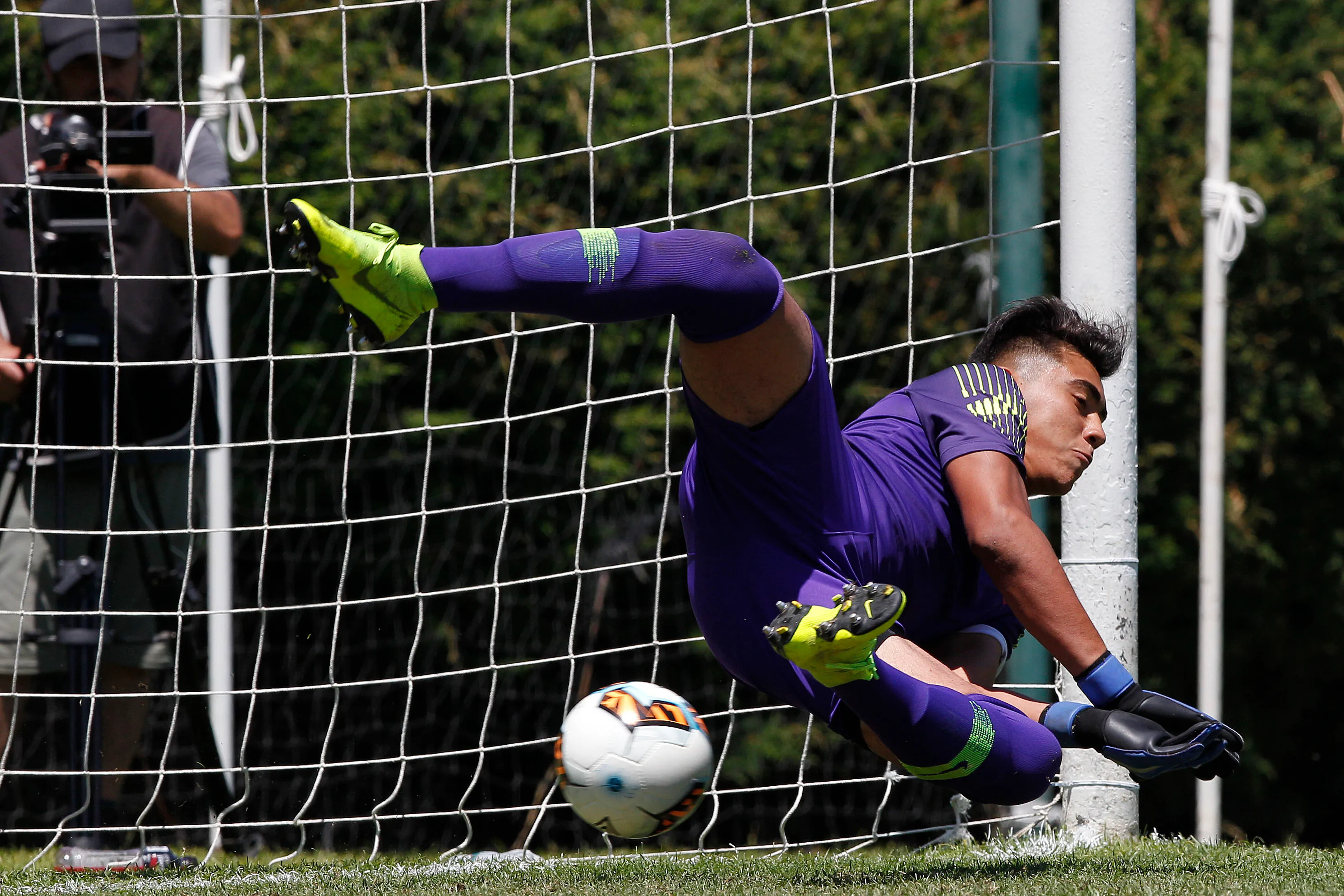 Julio Fierro disputó el Mundial Sub 17 de Brasil en 2019 bajo la tutela de Cristian Leiva. (Felipe Zanca/Photosport).