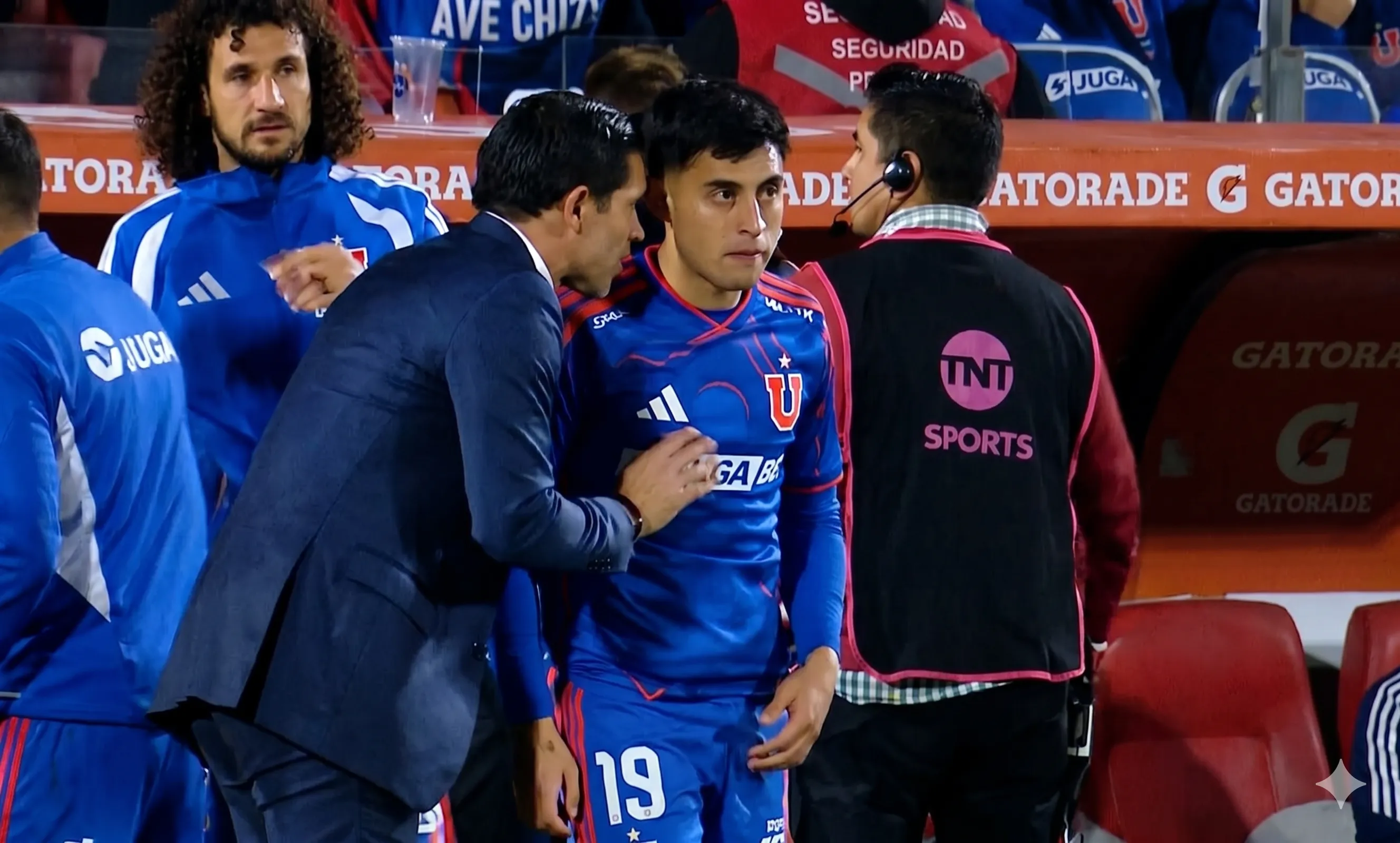 Gago y las indicaciones para Javier Altamirano. (Captura retocada con Gemini).