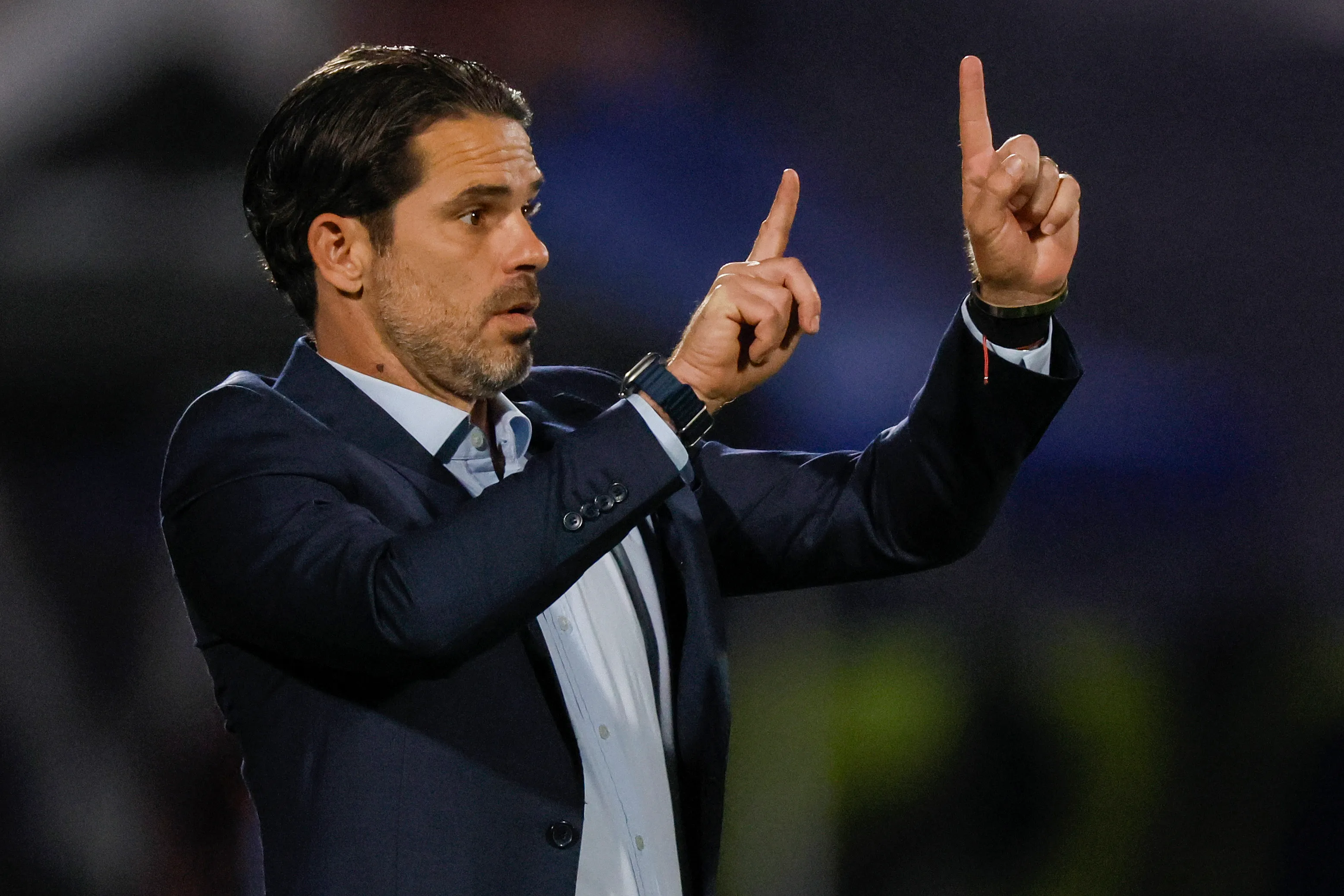 Fernando Gago y algo que se le da mucho: indicar mediante señas que desde fuera parecen ininteligibles. (Andres Pina/Photosport)