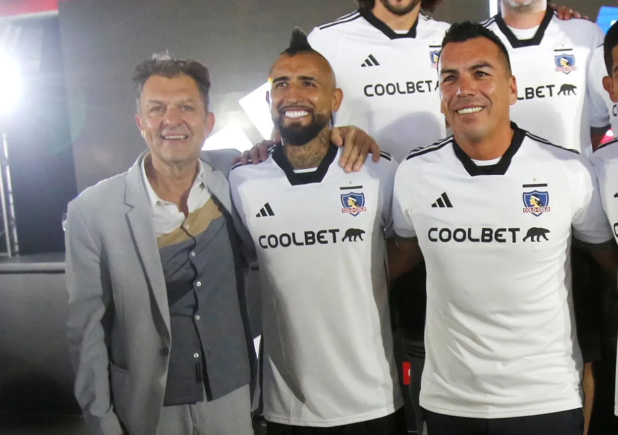 Paredes apoya a Mosa en su afán de tener control total de Colo Colo. | Foto: Photosport.