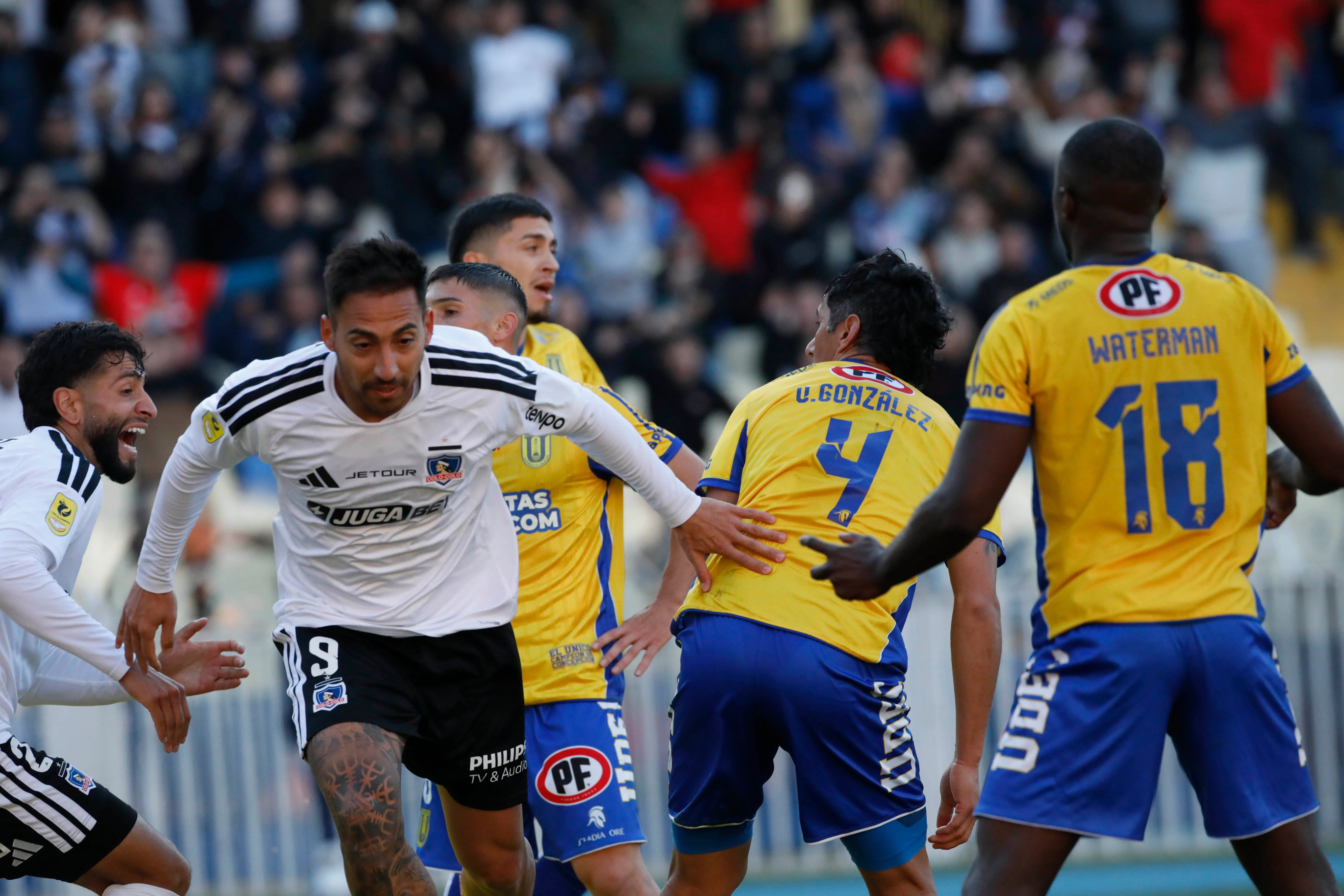 Javier Correa se deshizo de la marca de Rocky González, autor del 1-1 transitorio. (Marco Vázquez/Photosport).