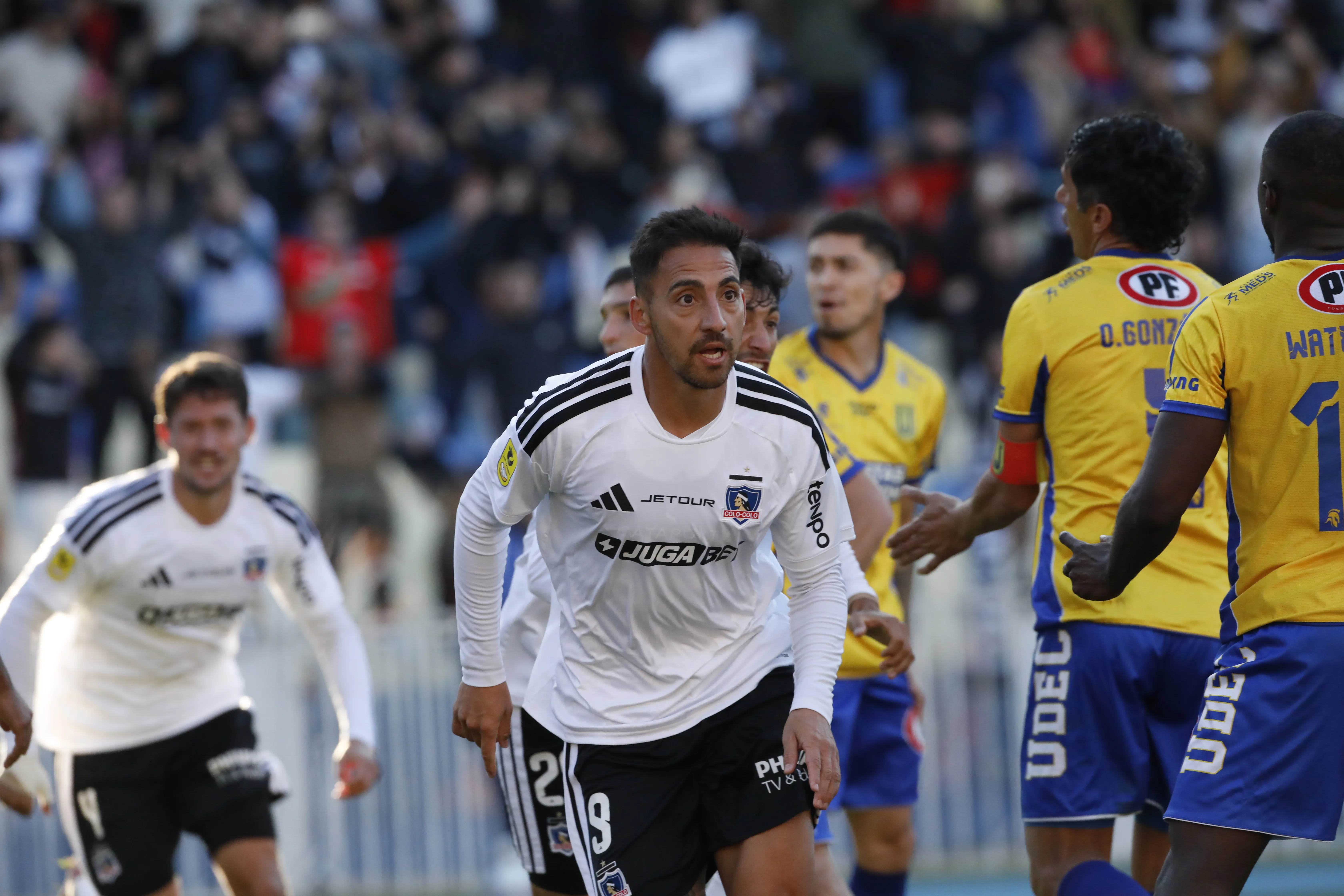 Javier Correa camino a celebrar su gol ante el Campanil. (Marco Vázquez/Photosport).