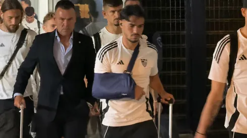 Suazo salió tocado y con cabestrillo en el Sevilla, que cayó en zona de descenso.