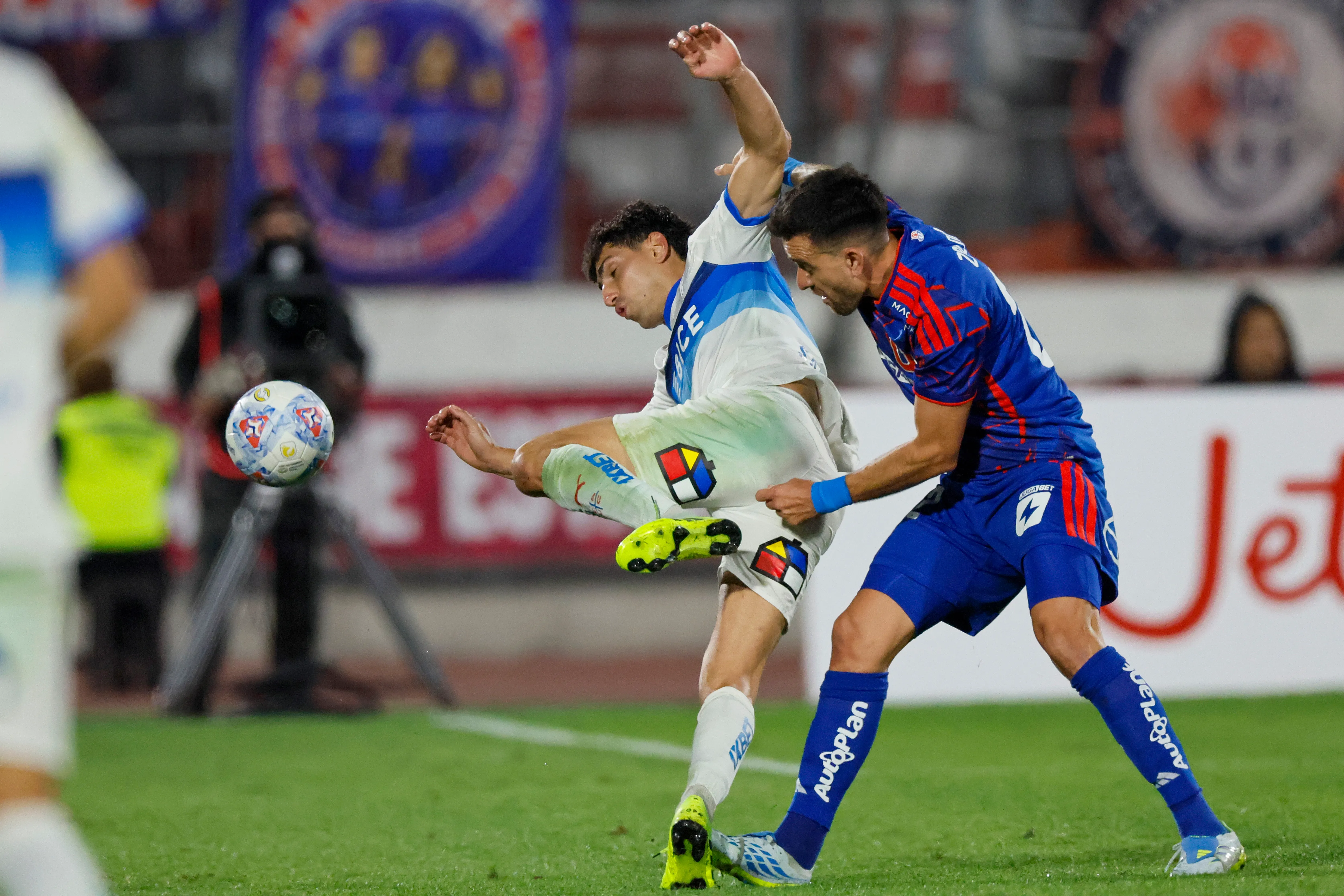 Justo Giani nunca pudo destacar en Universidad Católica en esta Clásico Universitario 202. | Foto: Photosport.